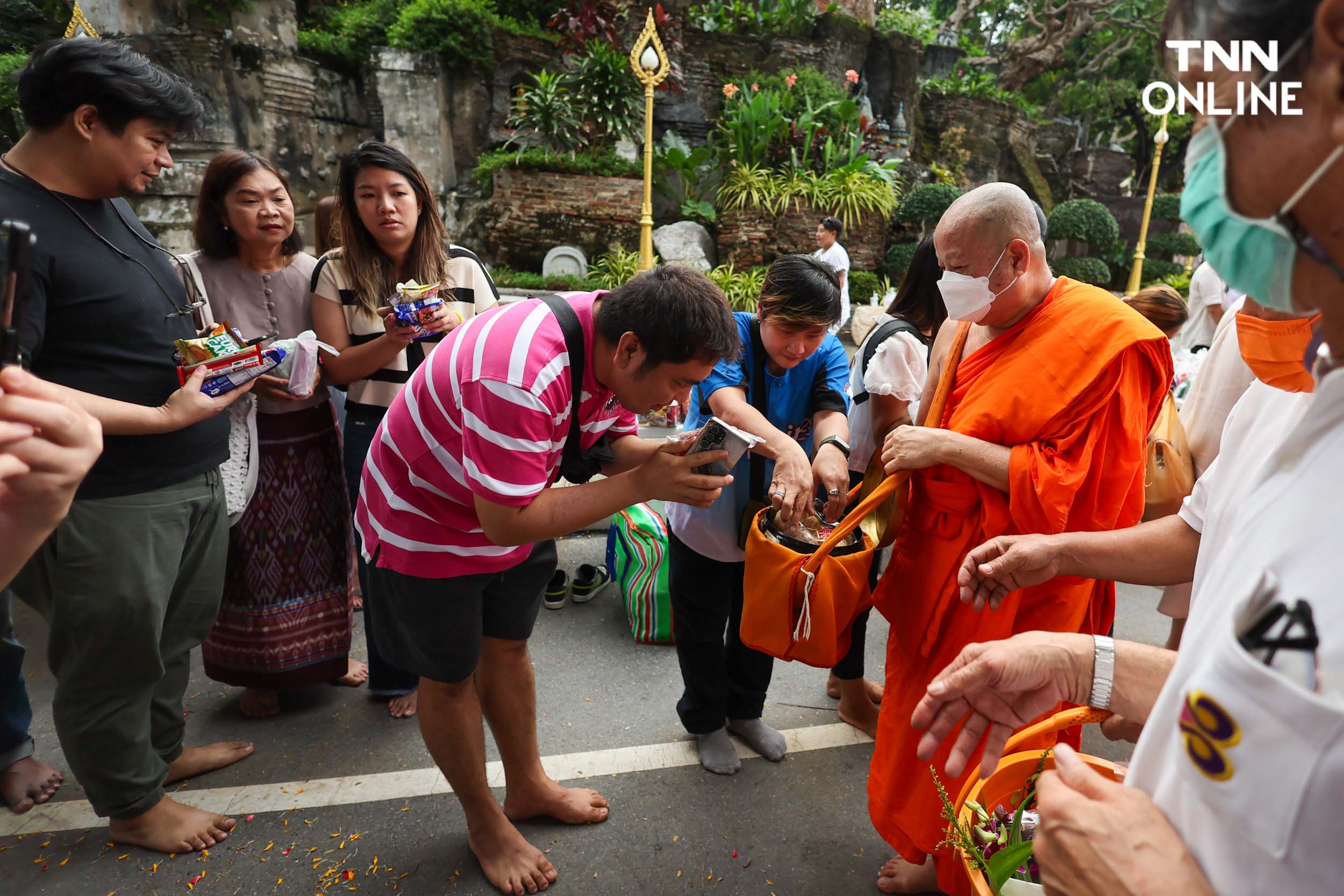 ชาวพุทธแน่นภูเขาทอง ร่วมตักบาตรเทโวเนื่องในวันออกพรรษา