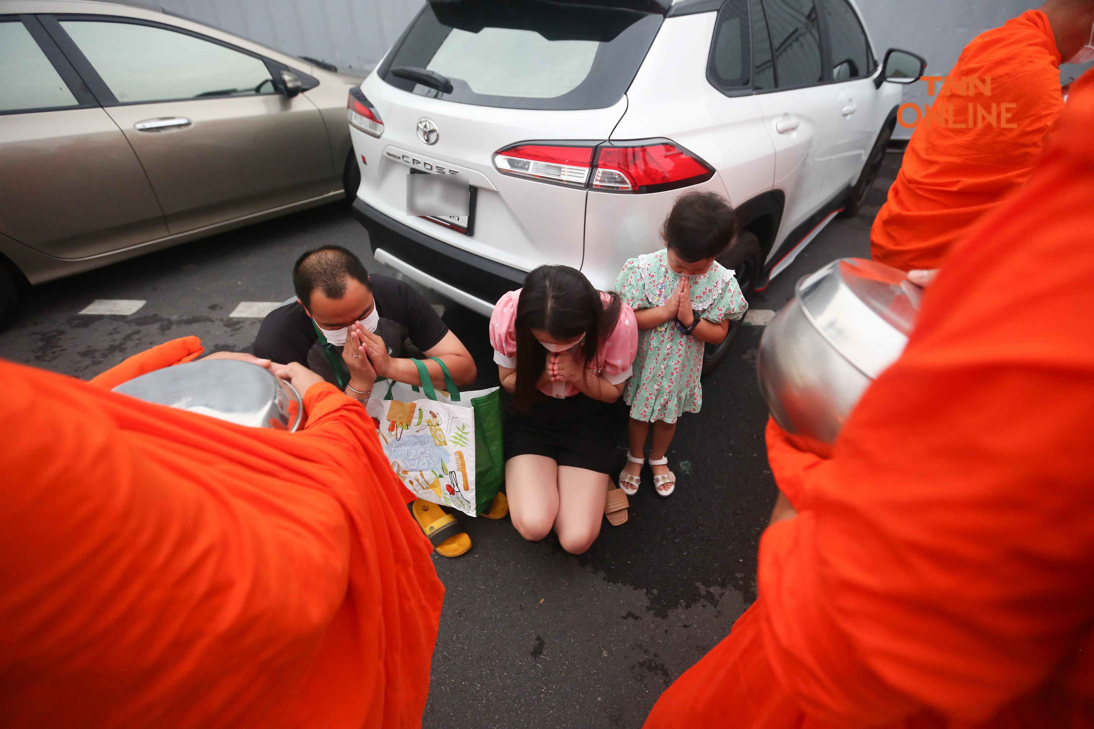 ประมวลภาพ ชาวพุทธพาครอบครัวร่วมตักบาตรวันมาฆบูชา