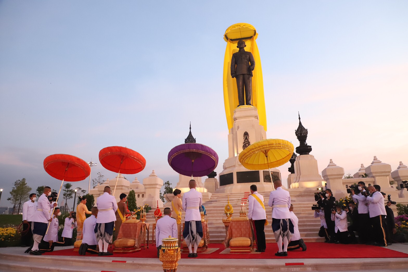 ในหลวง-พระราชินี เสด็จฯทรงเปิดพระบรมราชานุสาวรีย์ รัชกาลที่ 9