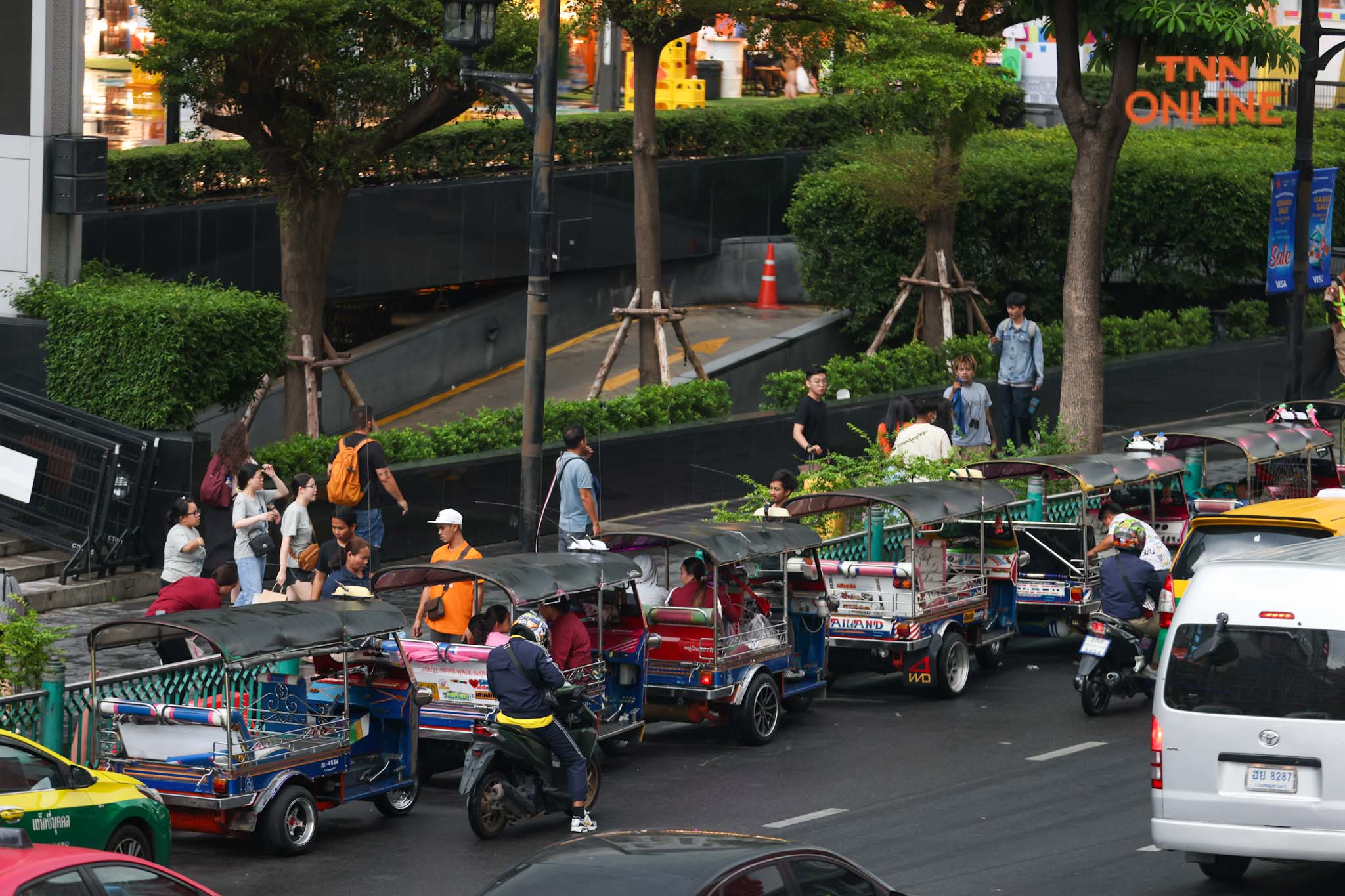 เห็นจนชินตา รถรับจ้างจอดรอรับผู้โดยสารในที่ห้ามจอด