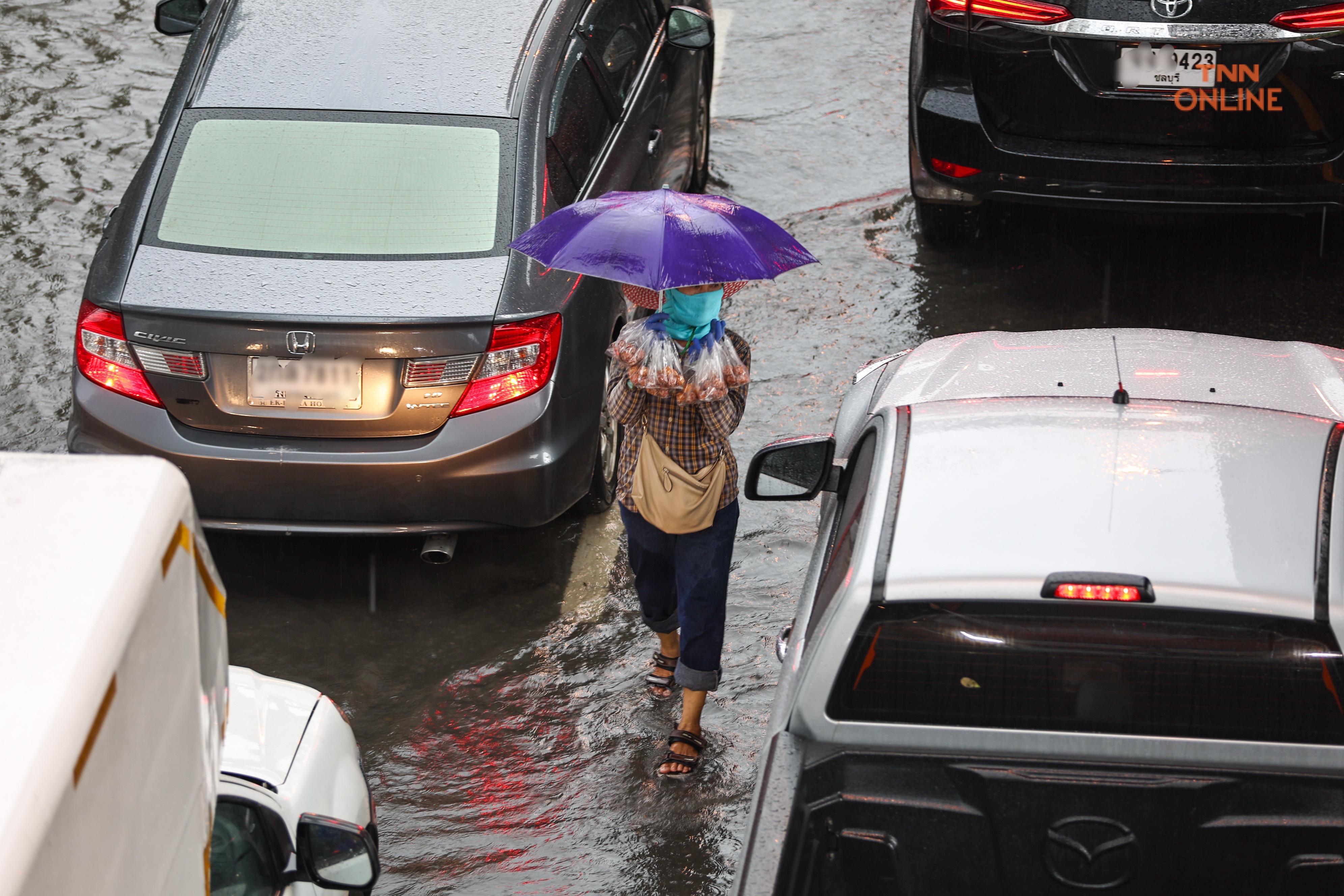 บางนาท่วมหนักหลังฝนถล่มนานต่อเนื่องหลาย ชม.