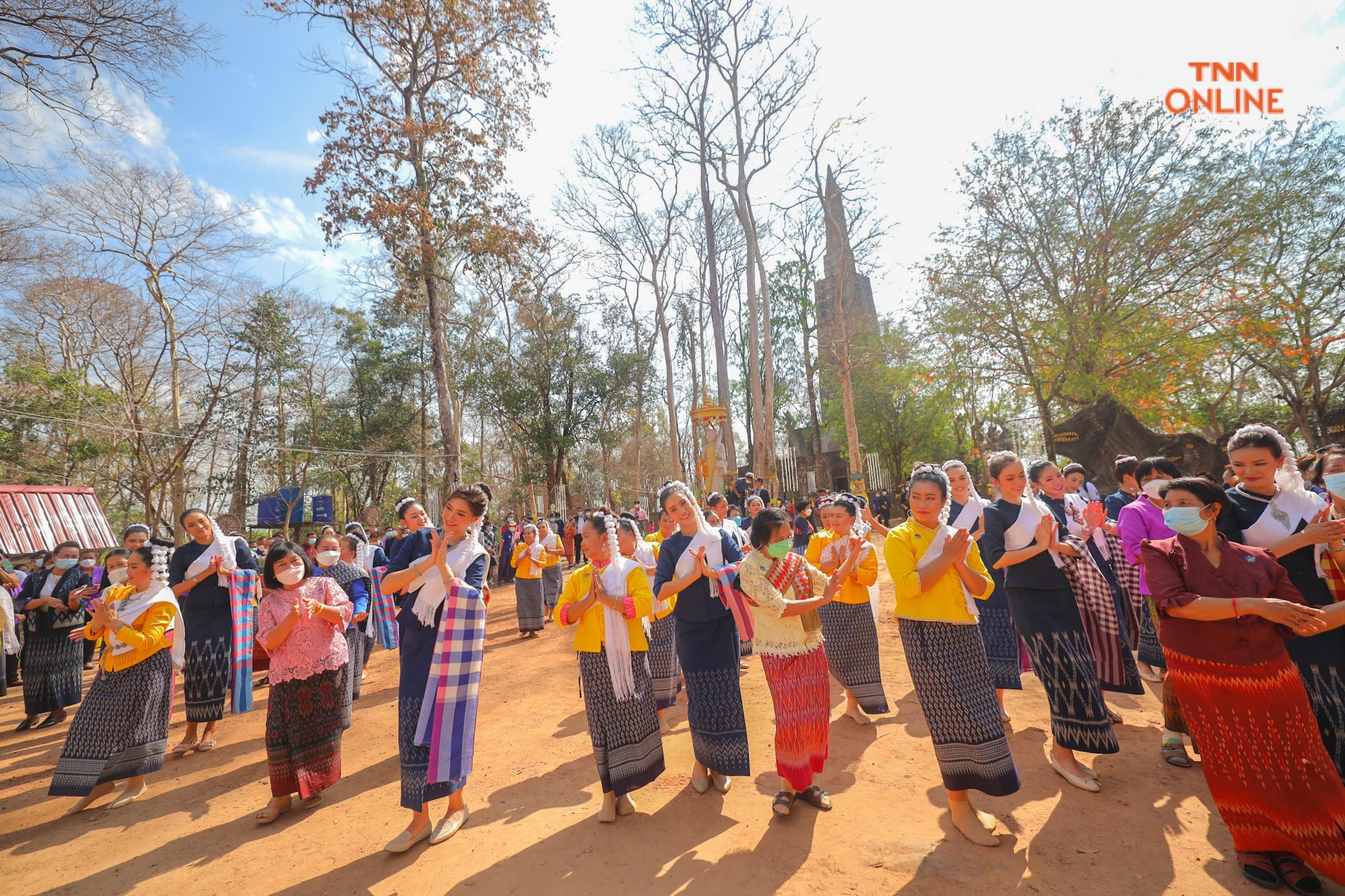 ประมวลภาพ เก็บตัววันที่ 3 นางสาวไทย ขึ้นภูพนมดี สักการะเจดีย์หินพันล้านก้อน ชมสาธิตการทอผ้าของชาวอำนาจเจริญ