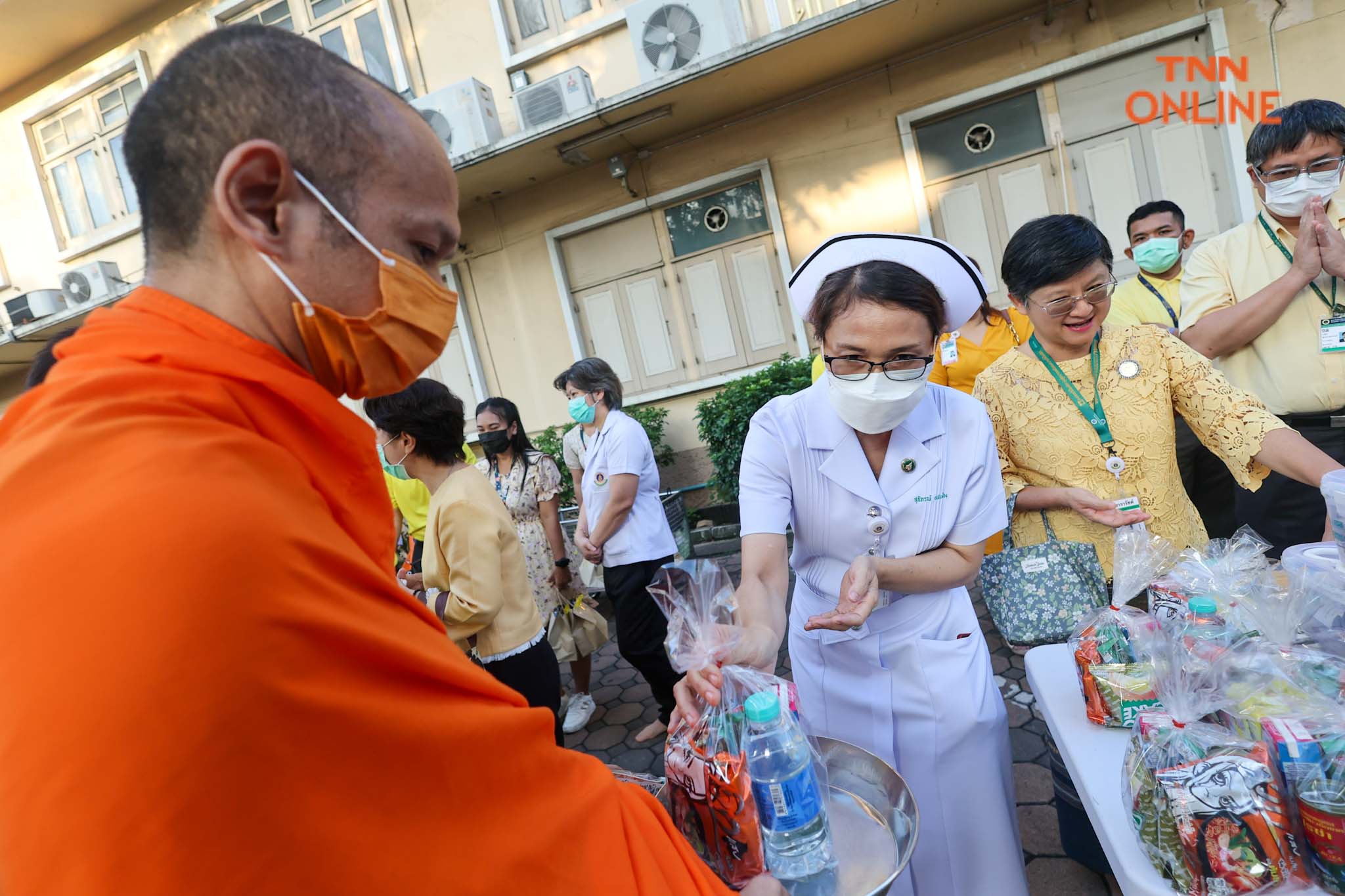 คณะแพทย์ รพ.ศิริราช พร้อมปชช. ร่วมทำบุญตักบาตรพระสงฆ์ 50 รูป น้อมรำลึกในหลวง ร.9