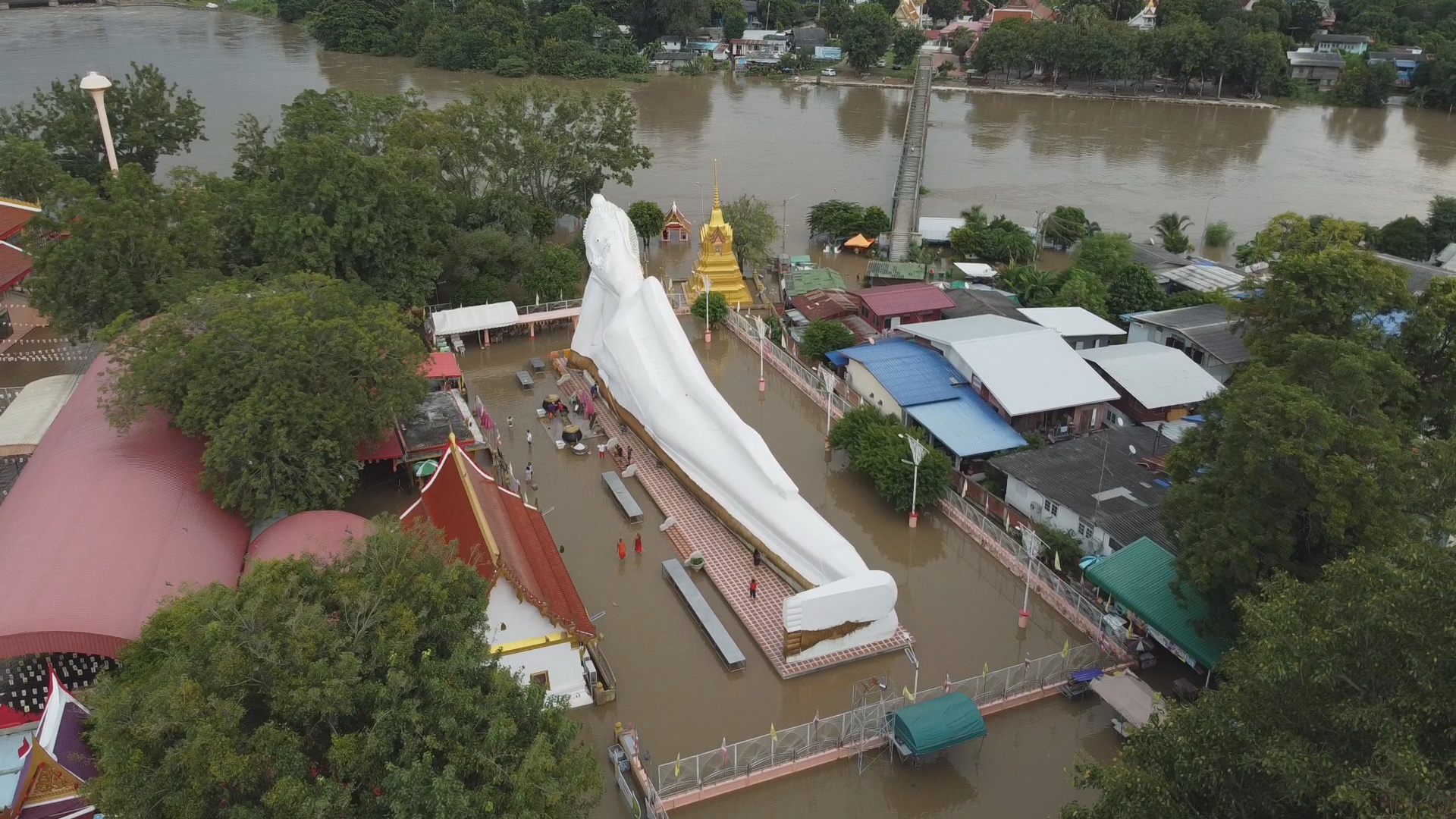 น้ำท่วมวัดสะตือ พลังศรัทธาฝ่าสายน้ำไหว้พระขอพร หลวงพ่อโต