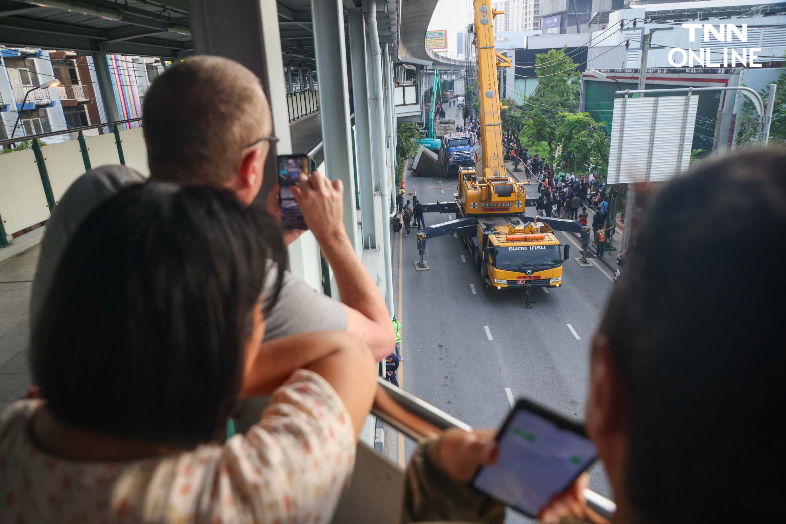 ถนนสุขุมวิททรุดตัว เจ้าหน้าที่เร่งยกรถบรรทุกออกจากหลุม 