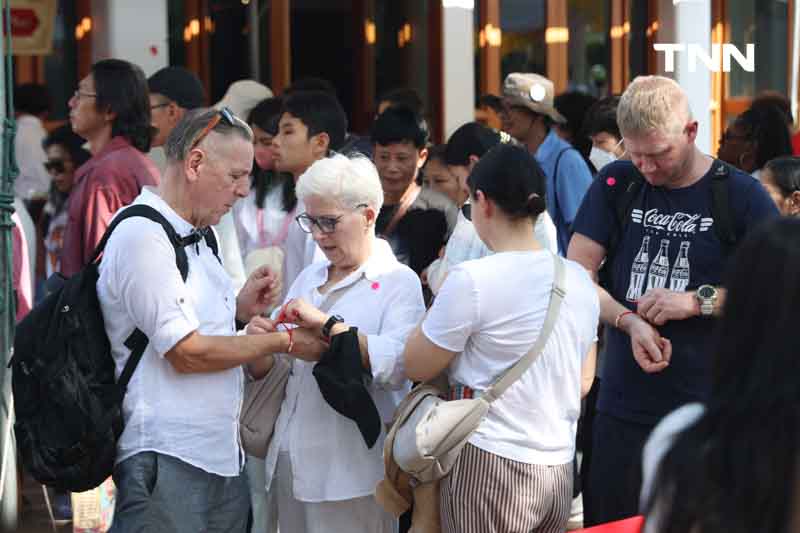 นทท.ไหว้พระวันขึ้นปีใหม่ ศาลหลักเมือง วัดพระแก้ว วัดโพธิ์ คึกคัก