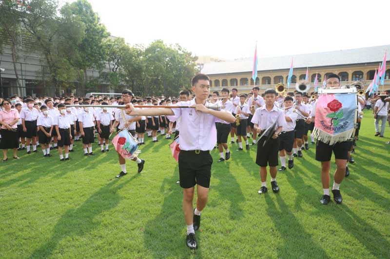 รุ่นพี่รับรุ่นน้องสวนกุหลาบ ร่วมเคารพธงชาติเปิดเทอมวันแรก 