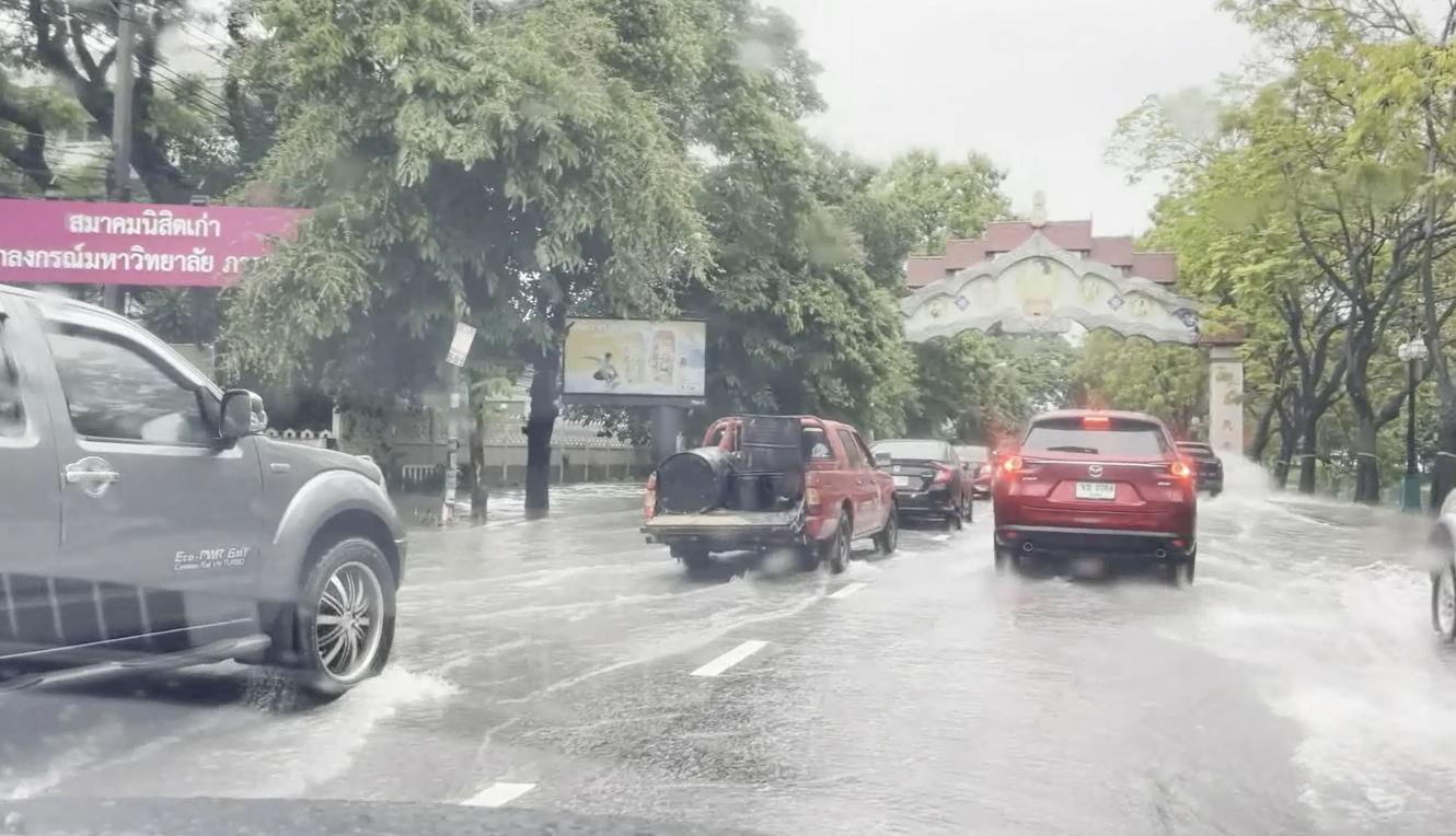ตัวเมืองเชียงใหม่อ่วมน้ำท่วมถนนหลายจุด หลังฝนถล่มตลอดวัน ตัวเมืองเชียงใหม่อ่วมน้ำท่วมถนนหลายจุด หลังฝนถล่มตลอดวัน