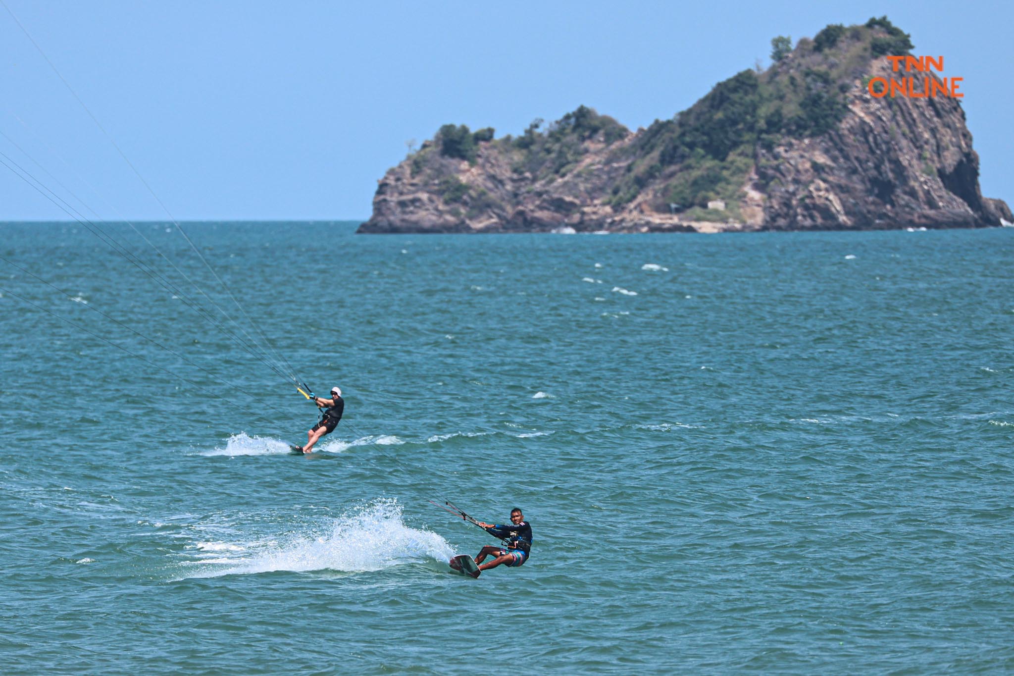 “ไคท์บอร์ด” โต้คลื่นหน้าร้อน ผาดโผนท้าลมริมหาดหัวหิน