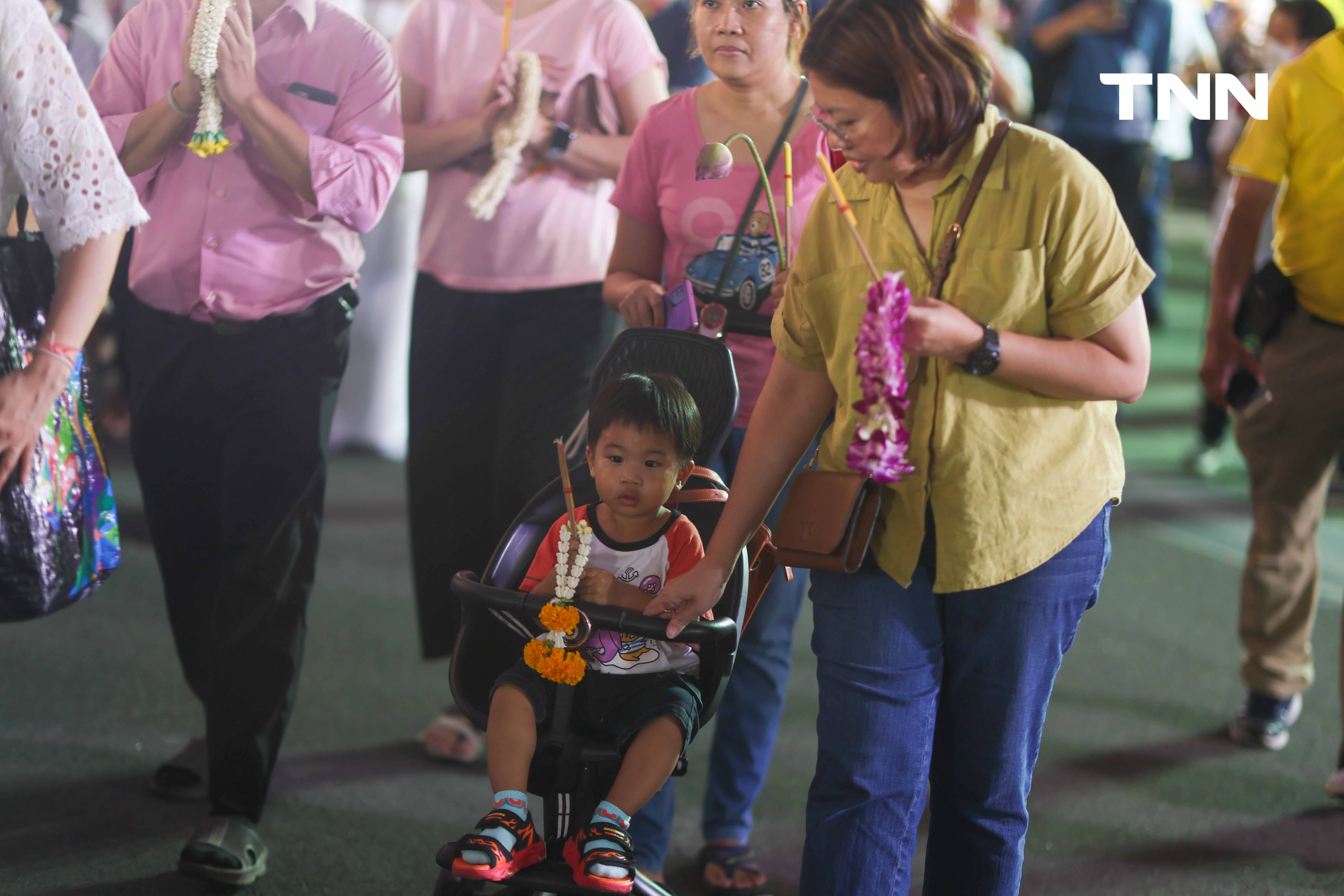 เวียนเทียนแน่นสนามหลวง สักการะพระบรมสารีริกธาตุในวันมาฆบูชา