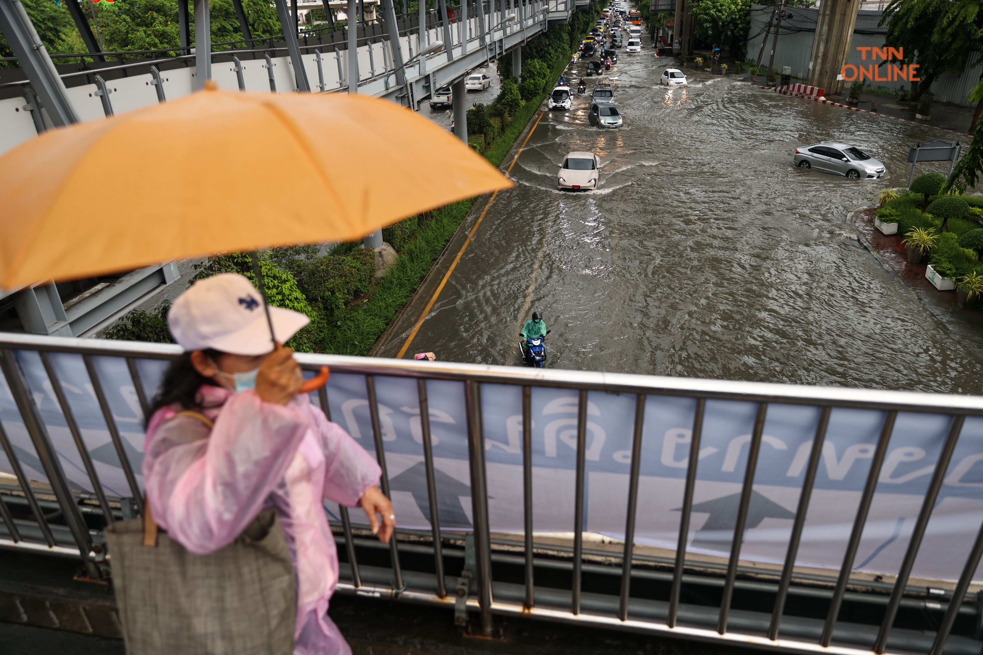 บางนาท่วมหนักหลังฝนถล่มนานต่อเนื่องหลาย ชม.