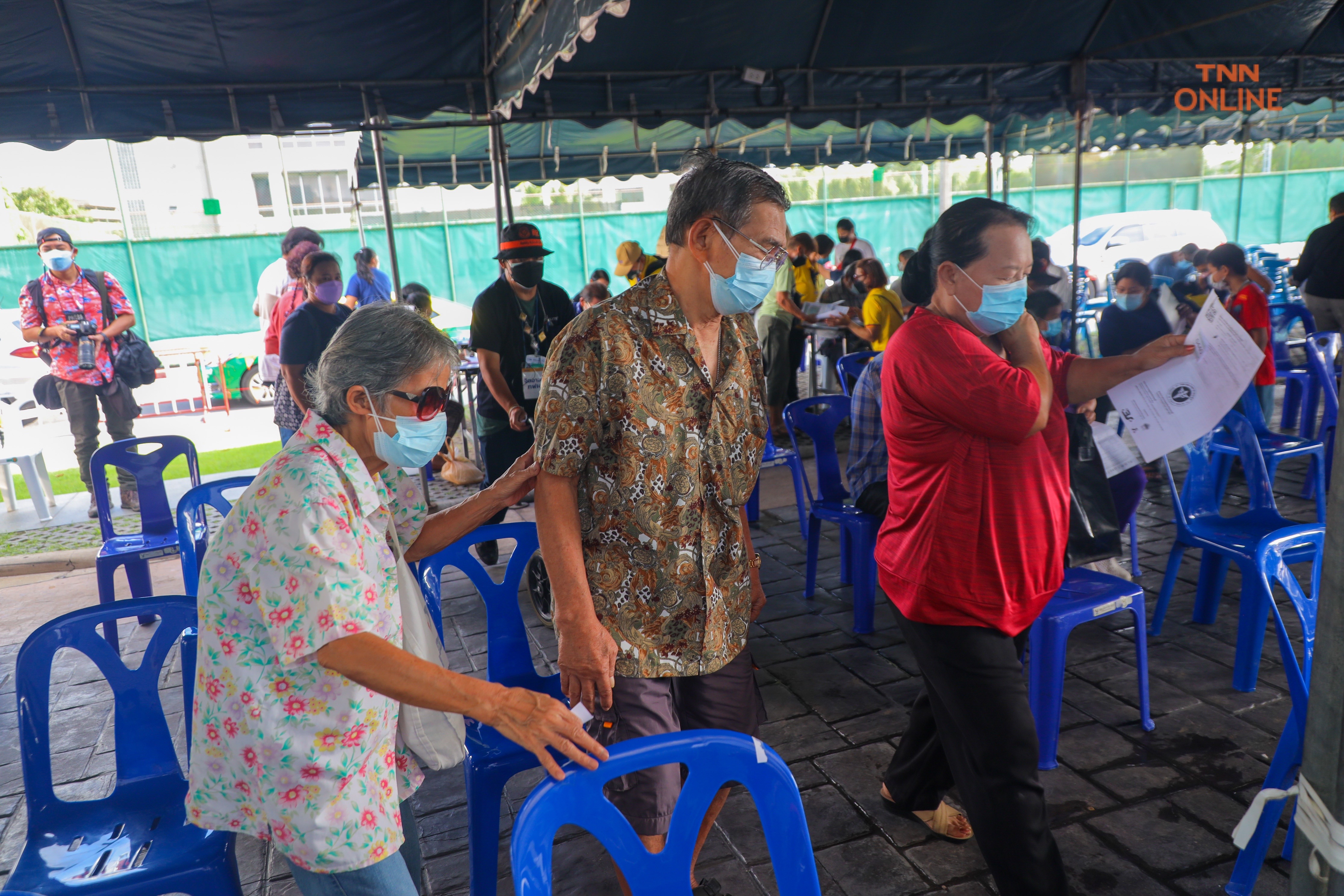 ประมวลภาพ วอล์คอินวันแรกฉีดวัคซีนผู้สูงอายุ ลดการสูญเสียจากโควิด-19