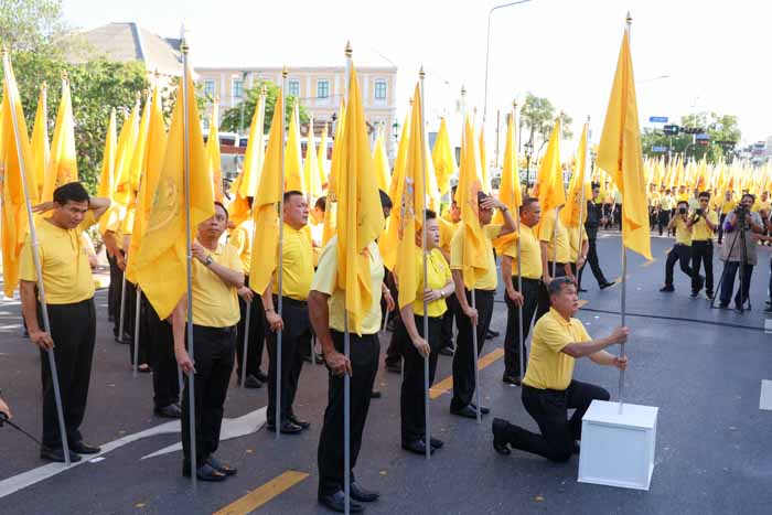 มท.จัดพิธีมอบธงตราสัญลักษณ์ เฉลิมพระเกียรติพระบาทสมเด็จพระเจ้าอยู่หัว 