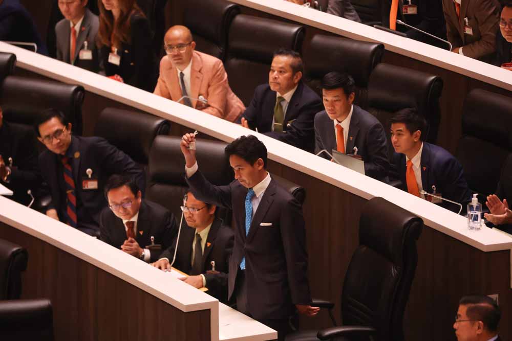 ด่วน! พิธา ขอหยุดปฏิบัติหน้าที่ตัวเอง ถอดบัตรวางที่โต๊ะออกจากที่ประชุมสภา