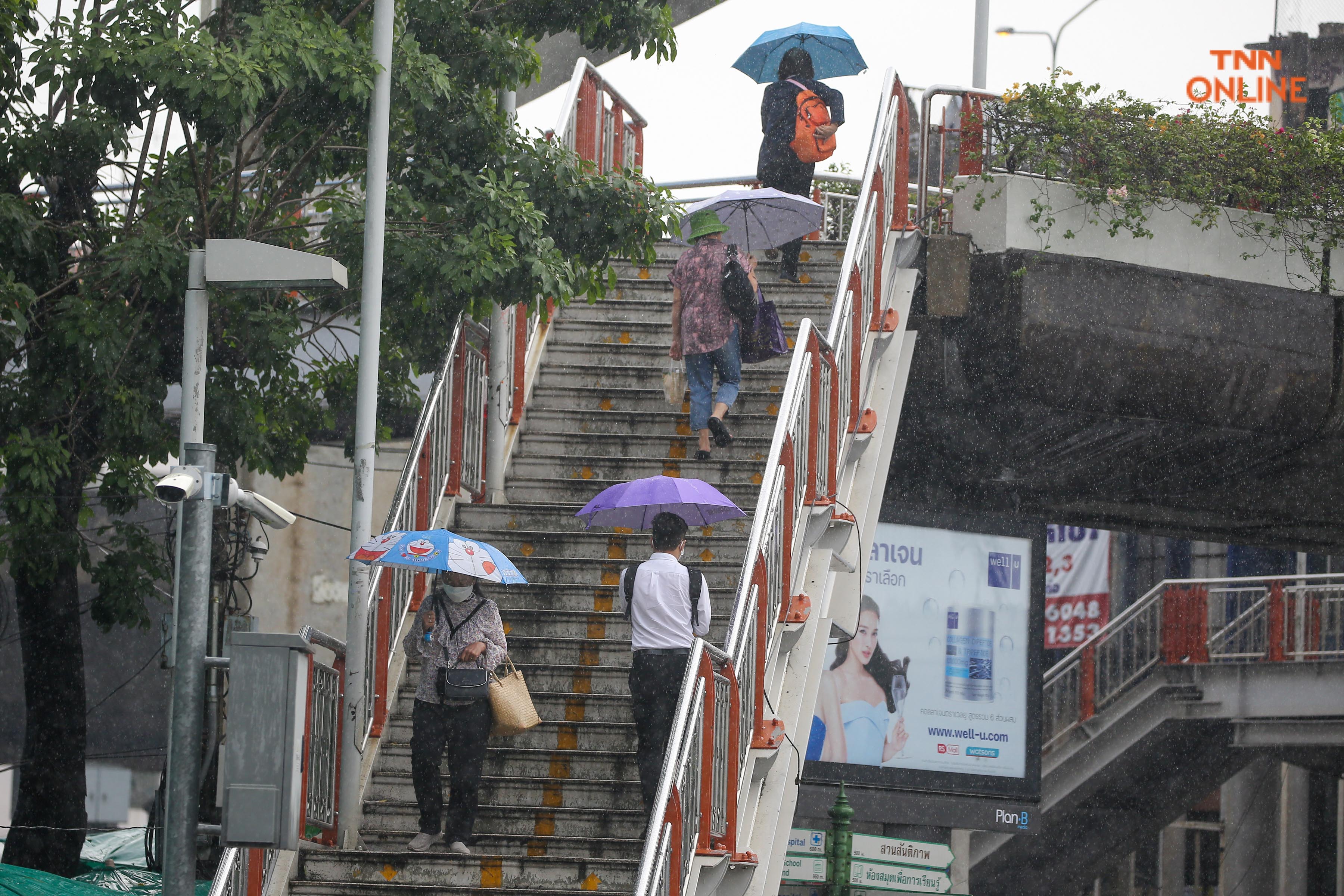 ฝนตกหนักประชาชนสัญจรเช้าวันทำงาน