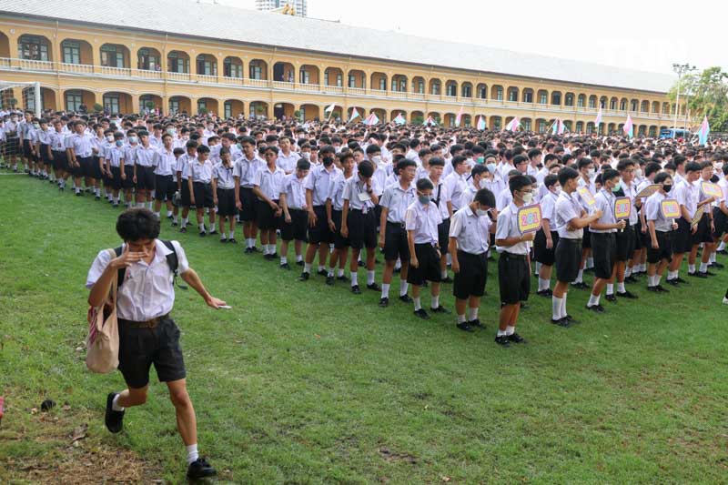 รุ่นพี่รับรุ่นน้องสวนกุหลาบ ร่วมเคารพธงชาติเปิดเทอมวันแรก 