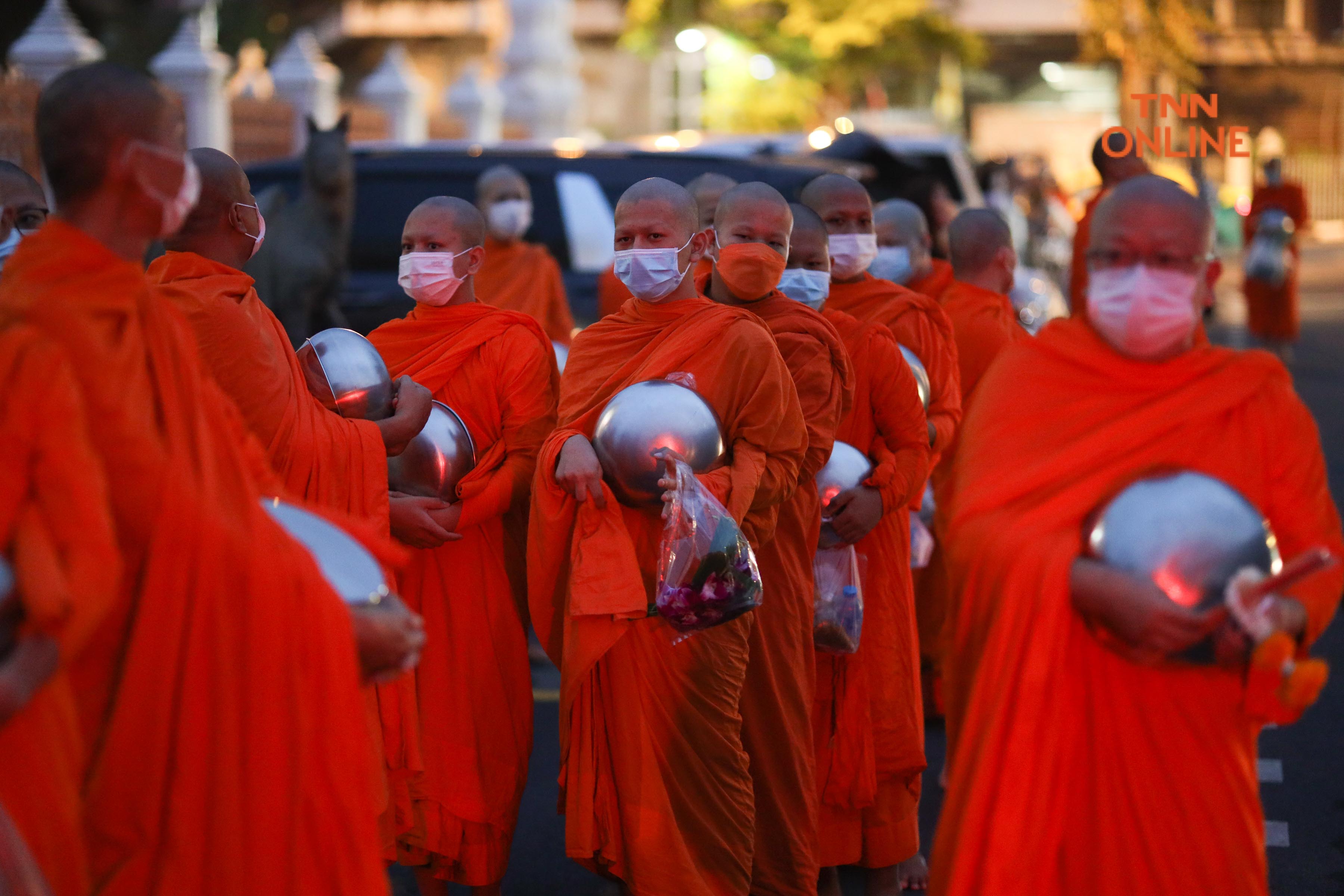 ประมวลภาพ ชาวพุทธพาครอบครัวร่วมตักบาตรวันมาฆบูชา