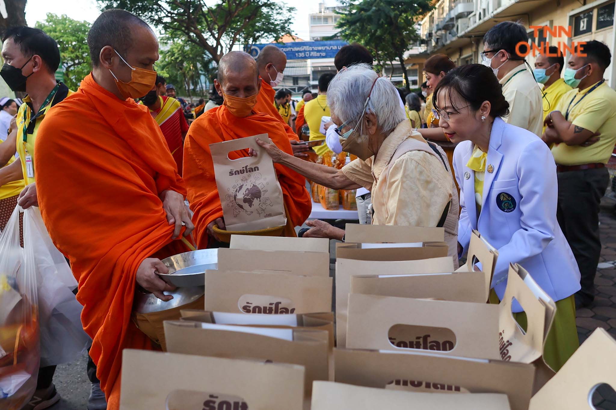 คณะแพทย์ รพ.ศิริราช พร้อมปชช. ร่วมทำบุญตักบาตรพระสงฆ์ 50 รูป น้อมรำลึกในหลวง ร.9