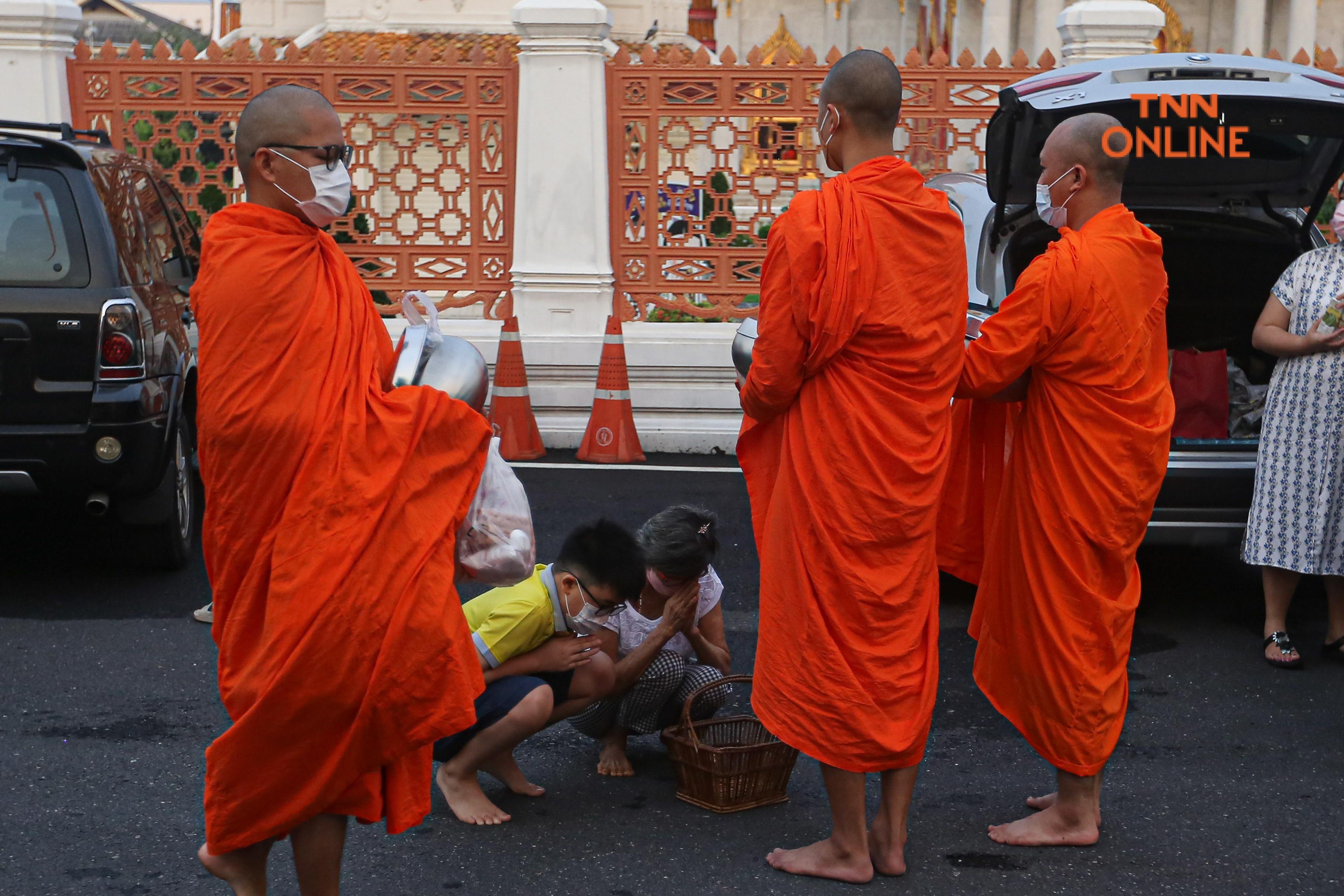 ประมวลภาพ ชาวพุทธพาครอบครัวร่วมตักบาตรวันมาฆบูชา