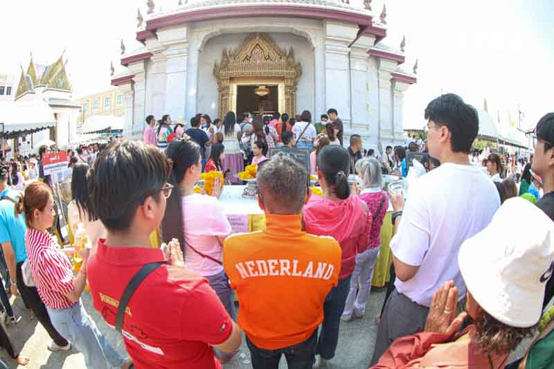 นทท.ไหว้พระวันขึ้นปีใหม่ ศาลหลักเมือง วัดพระแก้ว วัดโพธิ์ คึกคัก