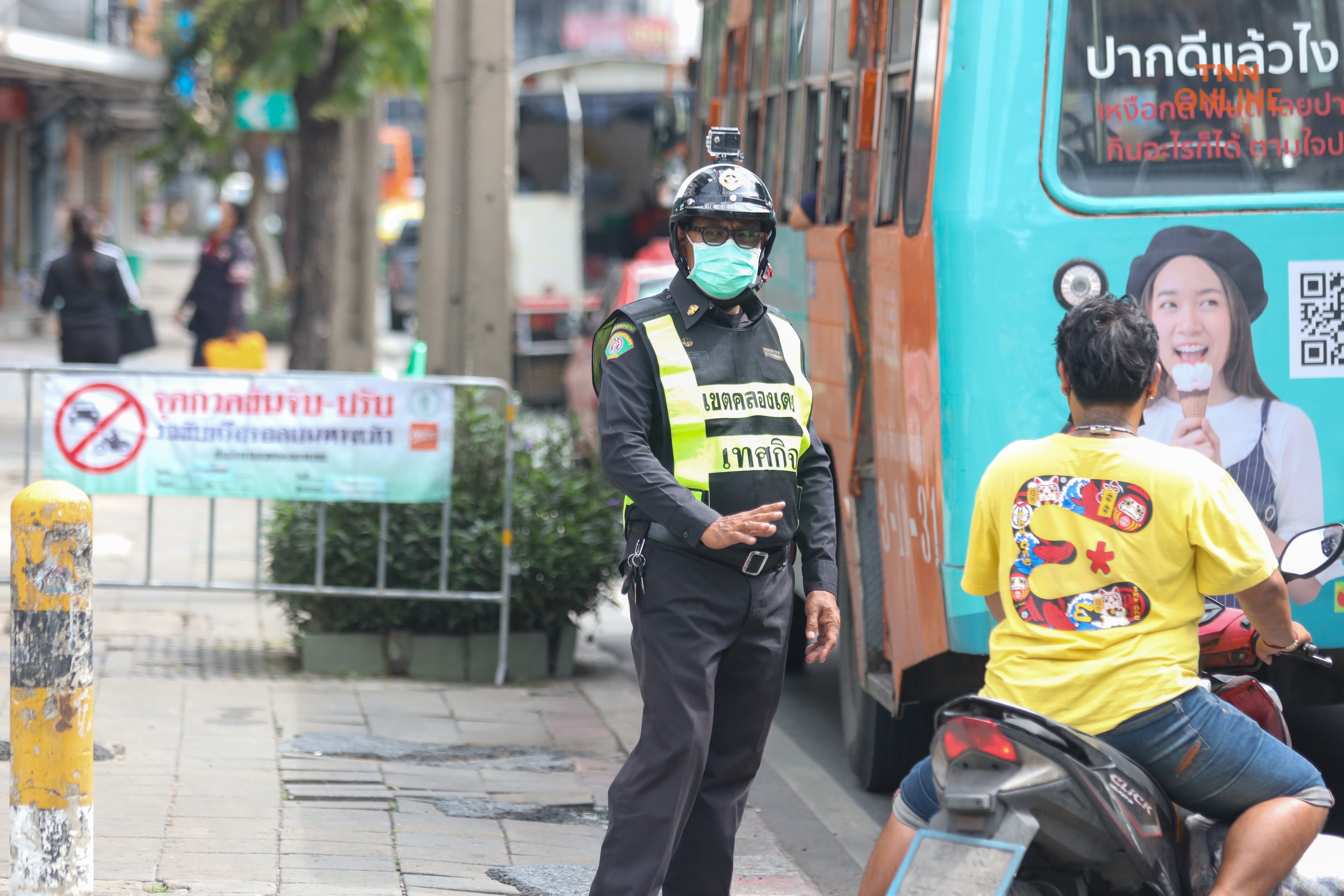 ประมวลภาพ  “จับจริง ปรับจริง” กวดขันขับรถบนทางเท้าป้องกันอุบัติเหตุ 