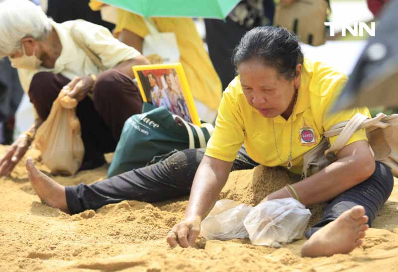 ปชช.แย่งเก็บพันธุ์ข้าว เสริมสิริมงคลหลังพระราชพิธีวันพืชมงคล