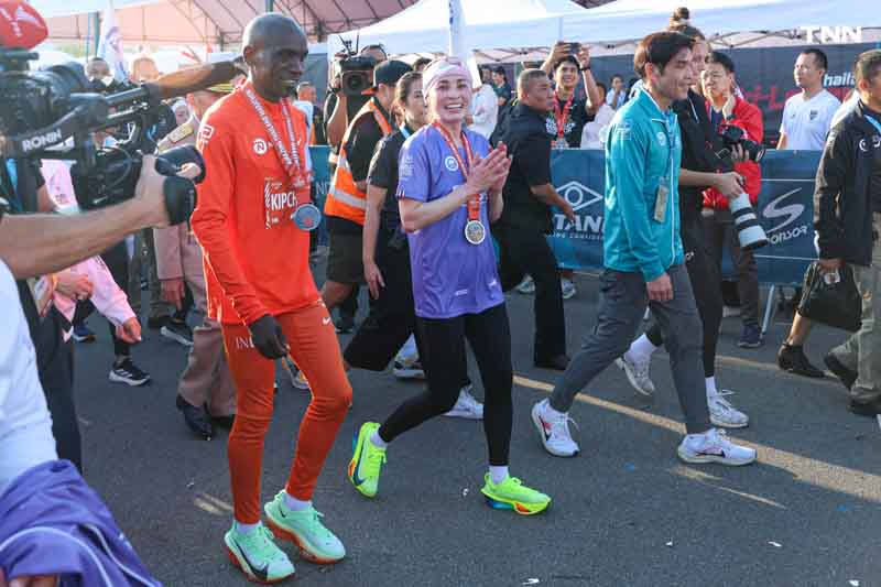 ประมวลภาพ พระราชินี ทรงร่วมกิจกรรมวิ่งผ่าเมือง Amazing thailand Marathon Bangkok 2024