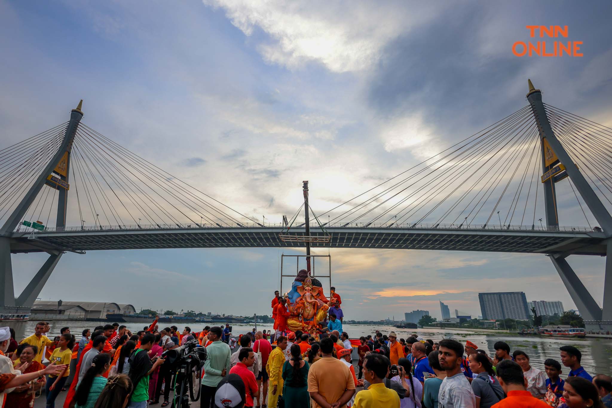 ลอยองค์ “พระพิฆเณศ” สู่แม่น้ำเจ้าพระยาในเทศกาลคเณศจตุรถี 