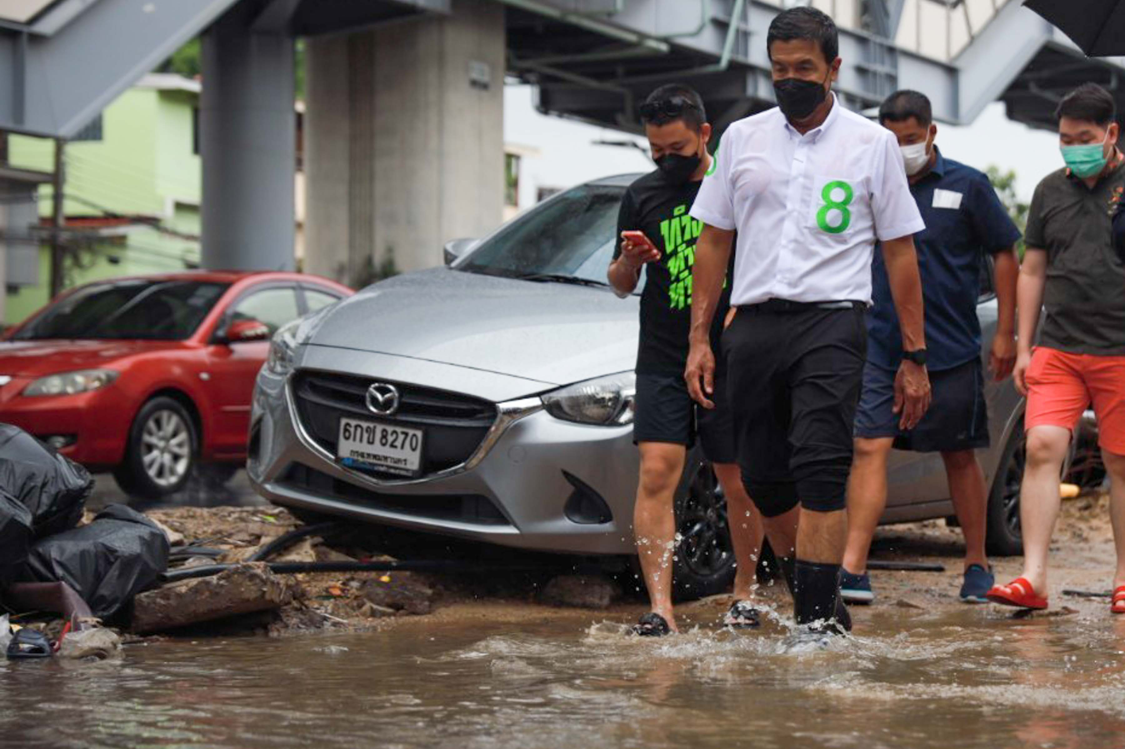 ประมวลภาพ ชัชชาติลุยน้ำ เสนอแนวทางแก้ปัญหาชาวกรุงน้ำท่วมซ้ำซาก