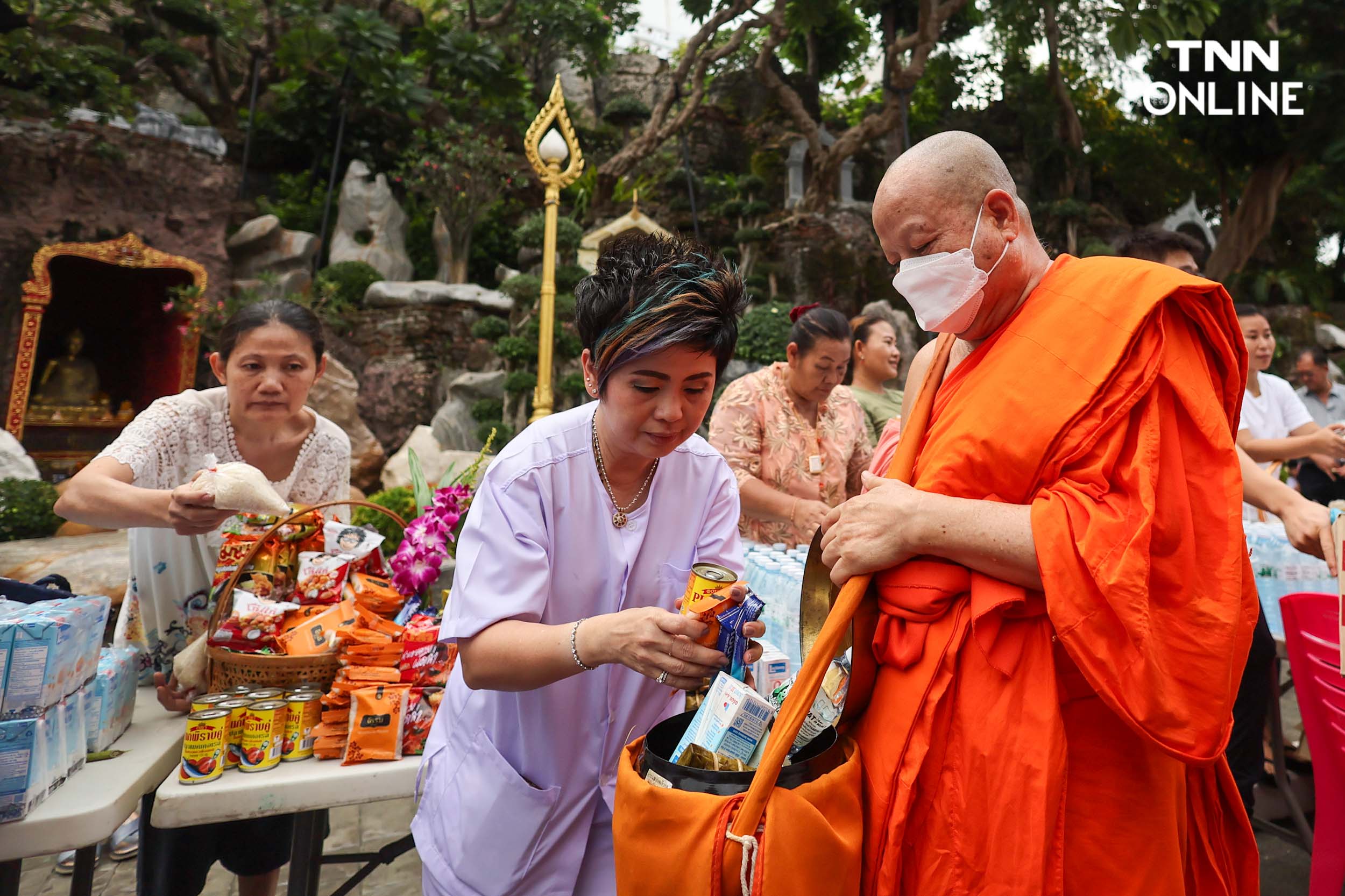 ชาวพุทธแน่นภูเขาทอง ร่วมตักบาตรเทโวเนื่องในวันออกพรรษา