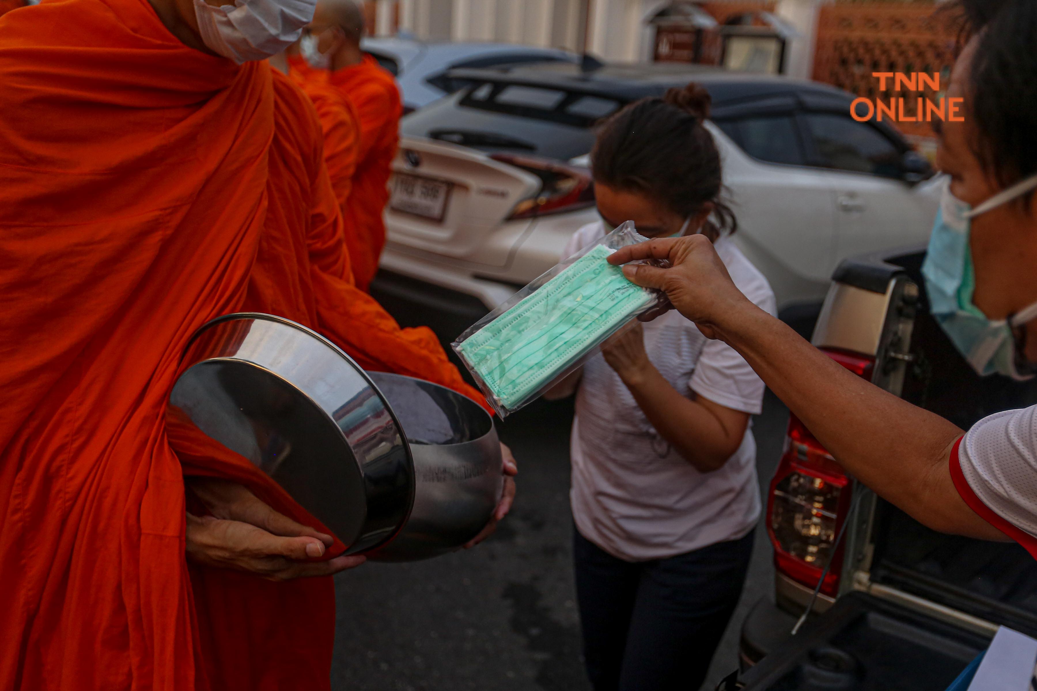 ประมวลภาพ ชาวพุทธพาครอบครัวร่วมตักบาตรวันมาฆบูชา