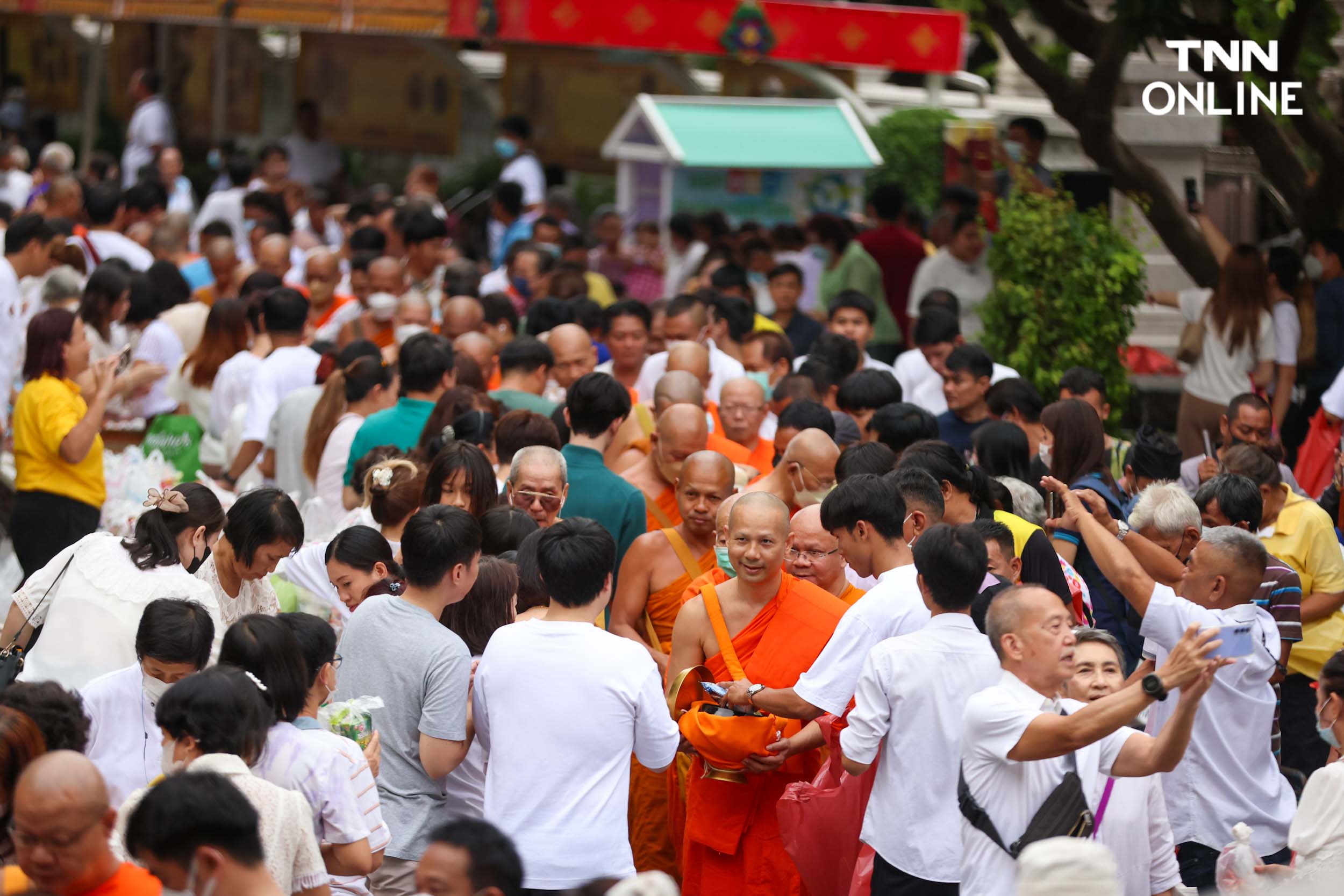 ชาวพุทธแน่นภูเขาทอง ร่วมตักบาตรเทโวเนื่องในวันออกพรรษา