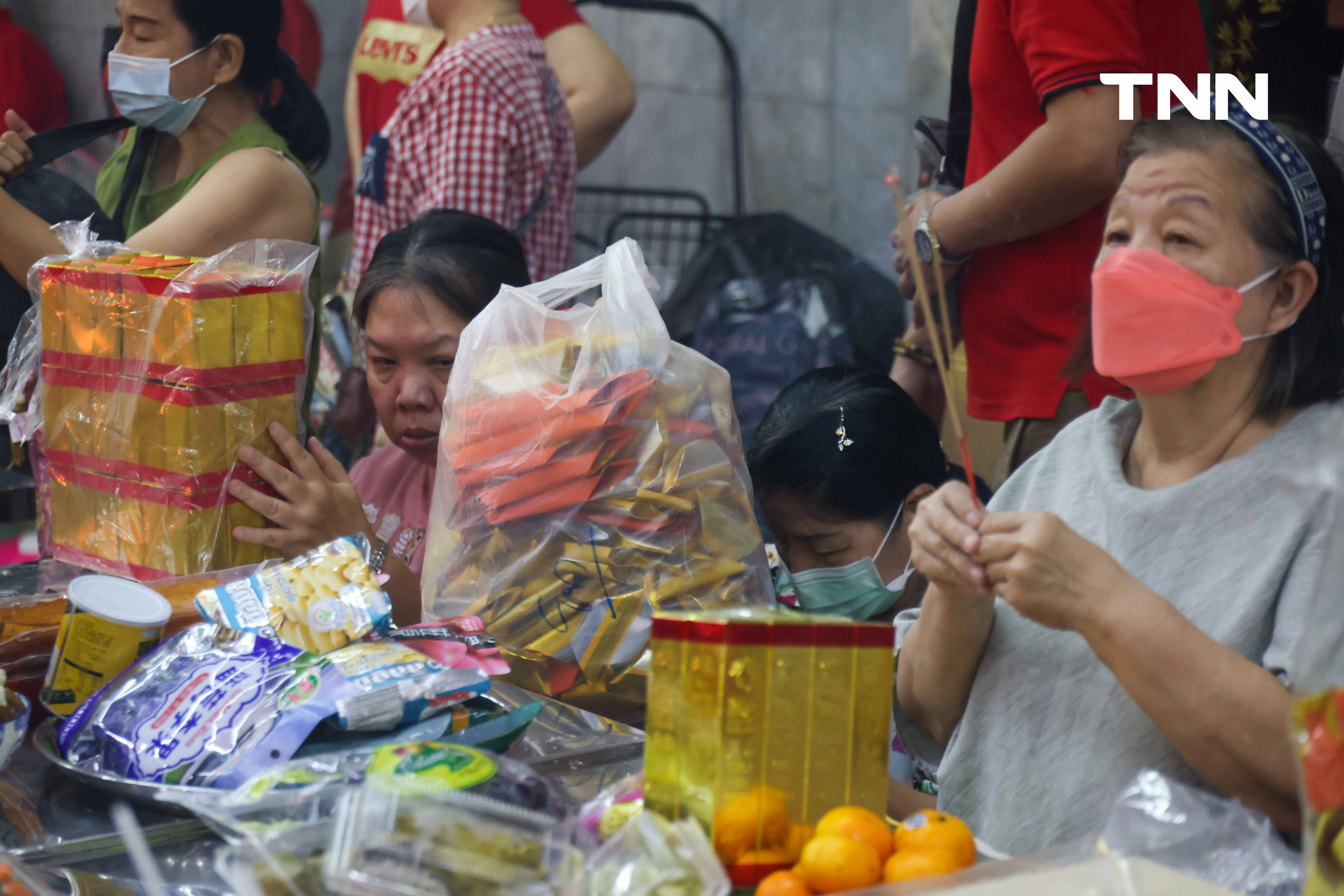 ชาวไทยเชื้อสายจีน ไหว้บรรพบุรุษเนื่องในวันตรุษจีนที่ตลาดน้อย