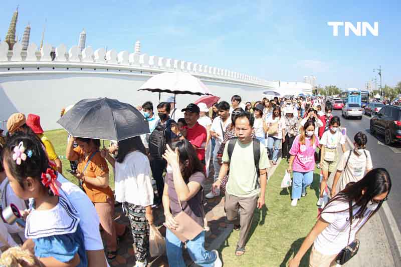 นทท.ไหว้พระวันขึ้นปีใหม่ ศาลหลักเมือง วัดพระแก้ว วัดโพธิ์ คึกคัก