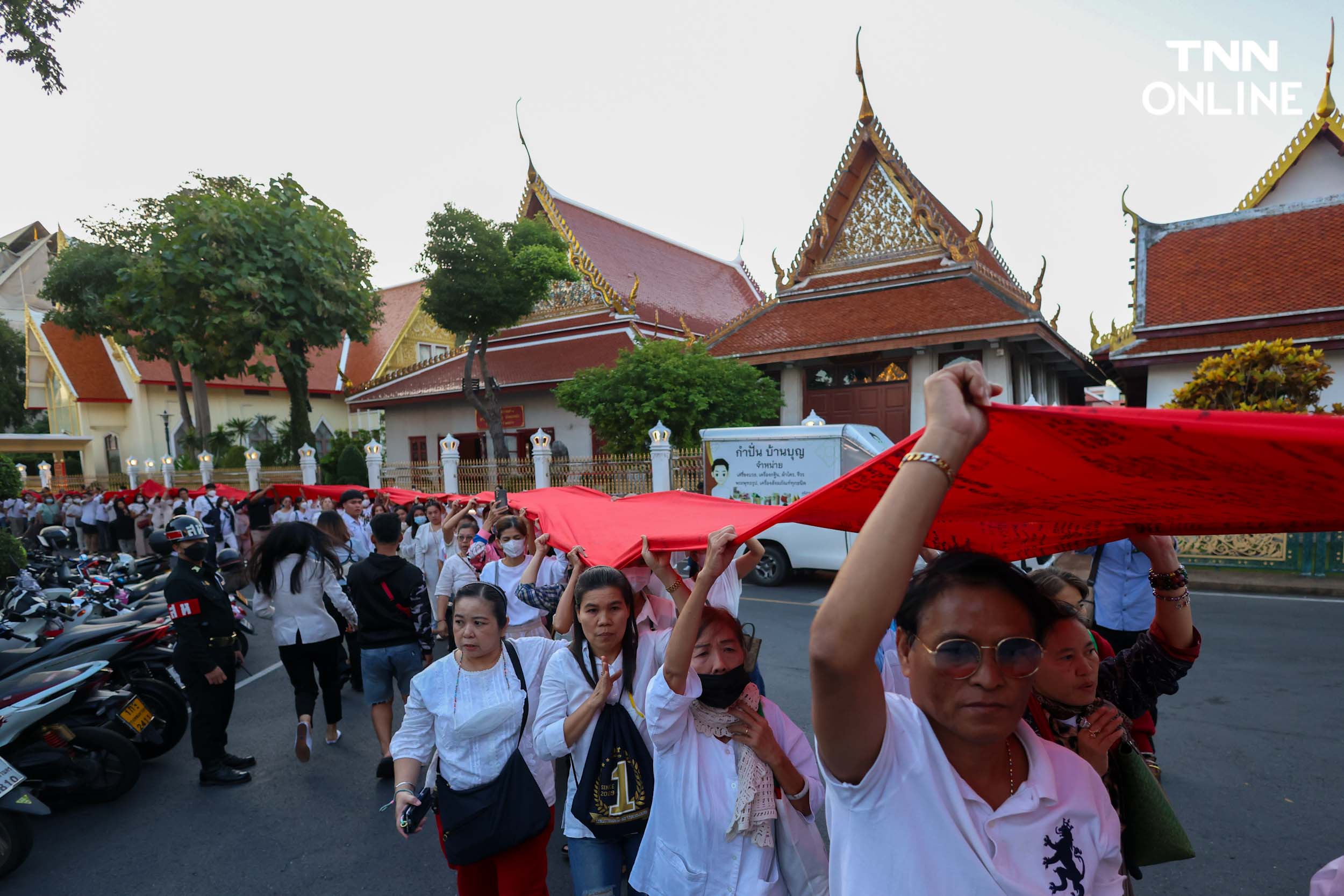 ห่มผ้าแดงภูเขาทอง ประชาชนร่วมพิธีบุญคึกคัก