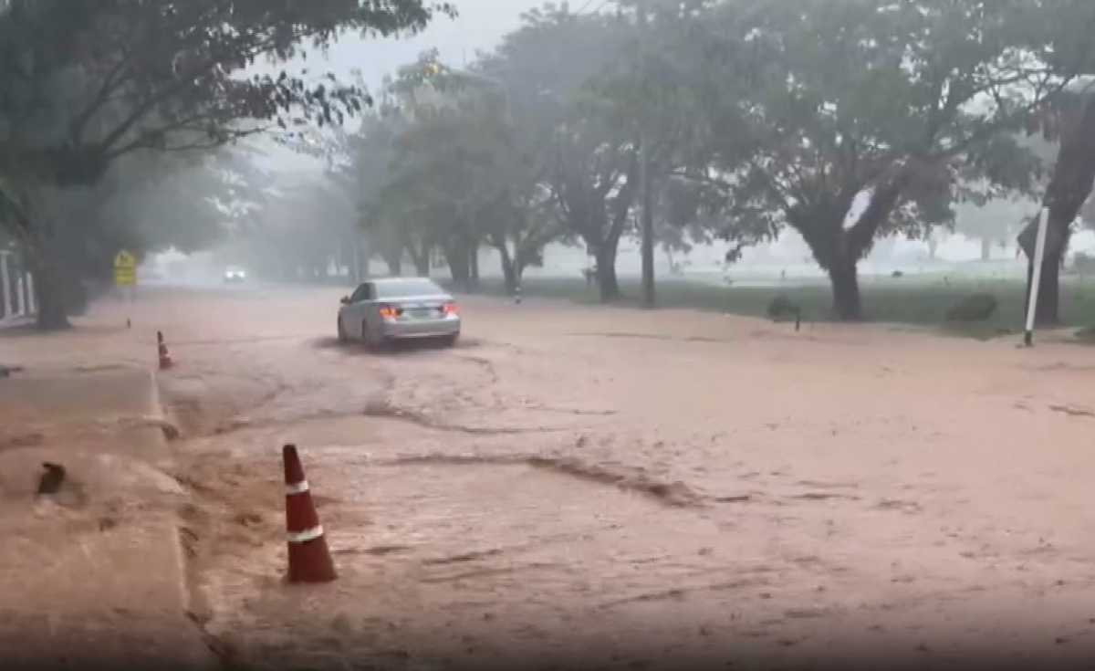 ภูเก็ตน้ำท่วมหลายจุด หลังฝนตกหนักบางจุดรถไม่สามารถสัญจรได้ 