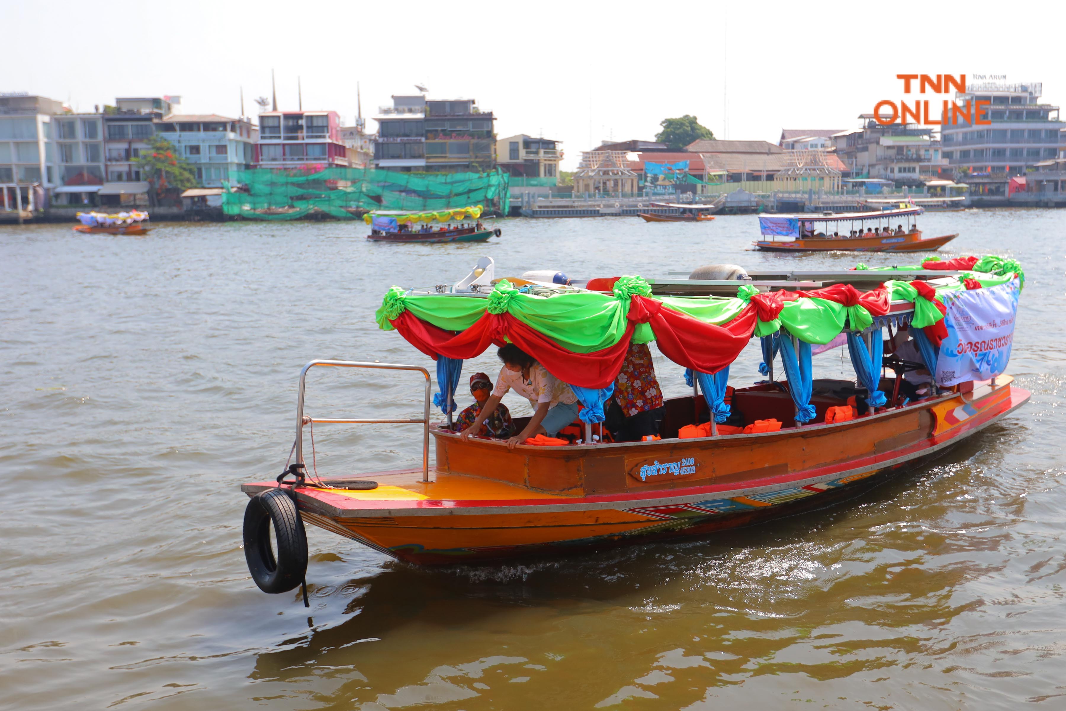 ประมวลภาพ แห่พระทางน้ำ 5 พระอารามหลวงประชาชนร่วมสรงน้ำเนื่องในเทศกาลสงกรานต์