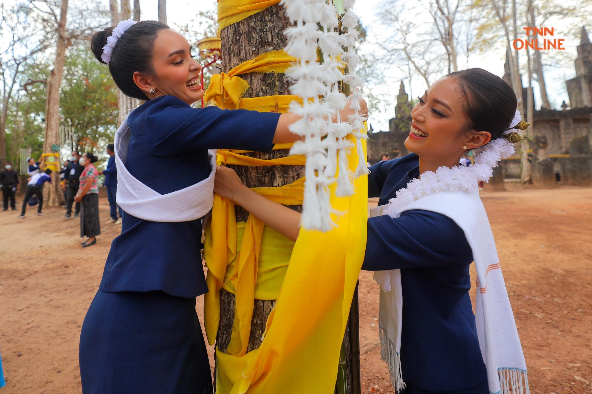 ประมวลภาพ เก็บตัววันที่ 3 นางสาวไทย ขึ้นภูพนมดี สักการะเจดีย์หินพันล้านก้อน ชมสาธิตการทอผ้าของชาวอำนาจเจริญ