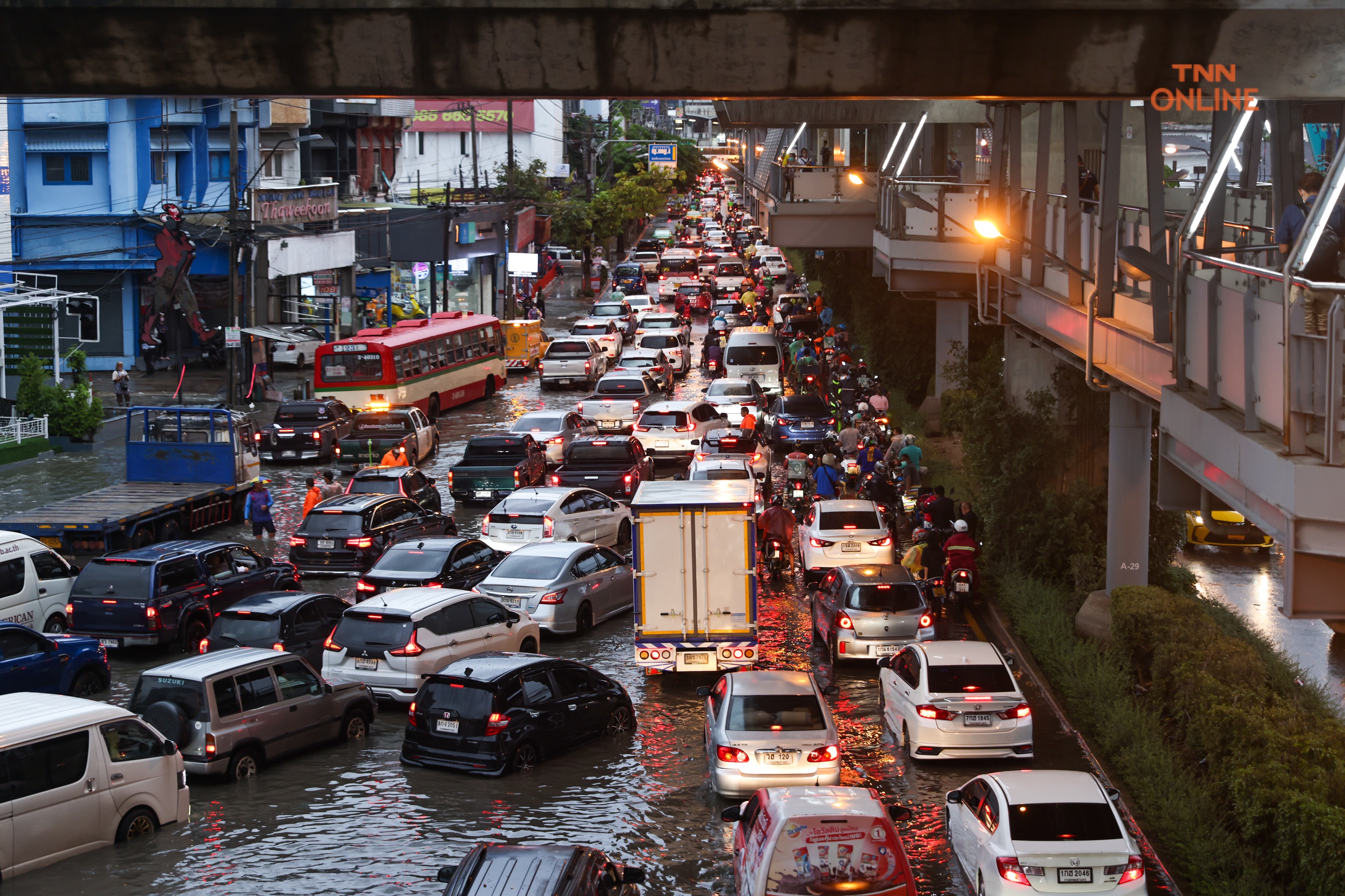 บางนาท่วมหนักหลังฝนถล่มนานต่อเนื่องหลาย ชม.