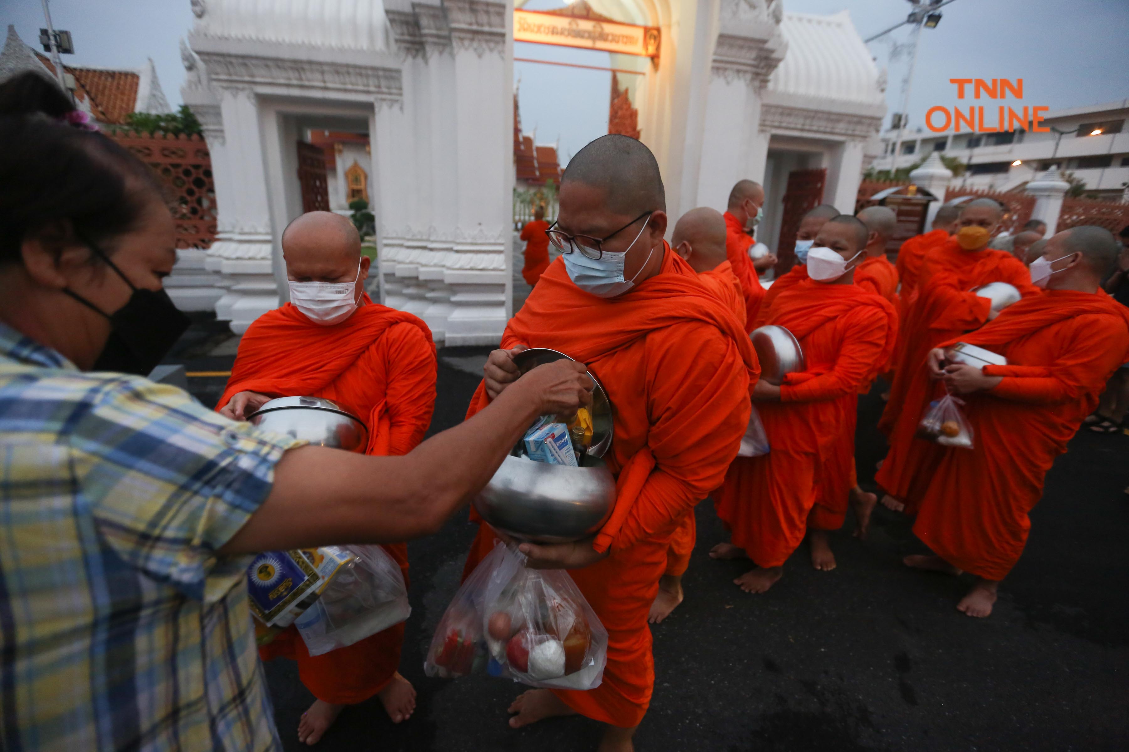 ประมวลภาพ ชาวพุทธพาครอบครัวร่วมตักบาตรวันมาฆบูชา