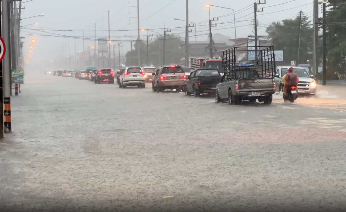 ฝนถล่มนาน 5 ชม.น้ำท่วมเมืองตราด 