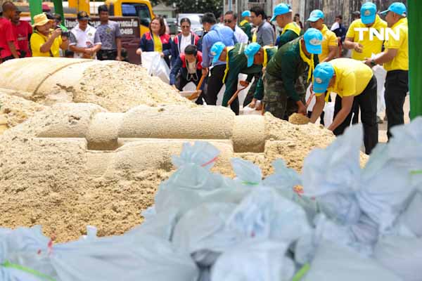 นนทบุรีเสริมกระสอบทราย 130,000 ใบ เตรียมรับมือน้ำเหนือล้นแนวกั้นริมเจ้าพระยา