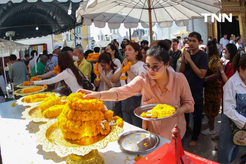 นทท.ไหว้พระวันขึ้นปีใหม่ ศาลหลักเมือง วัดพระแก้ว วัดโพธิ์ คึกคัก