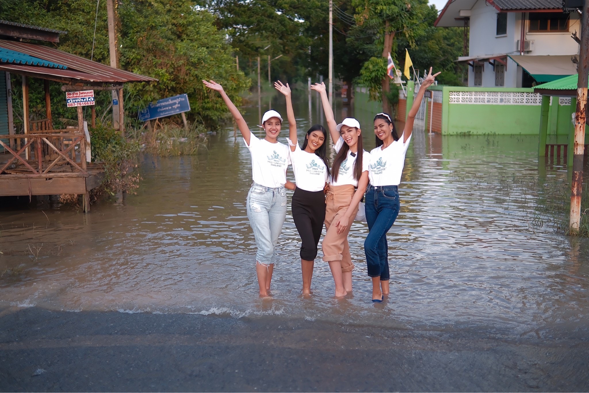 “แอนนาเสือ-แม่ปุ้ย” นำทีมนางงาม TPNG ลงเรือเยี่ยมให้กำลังใจ พร้อมแจกถุงยังชีพช่วยผู้ประสบภัยน้ำท่วม