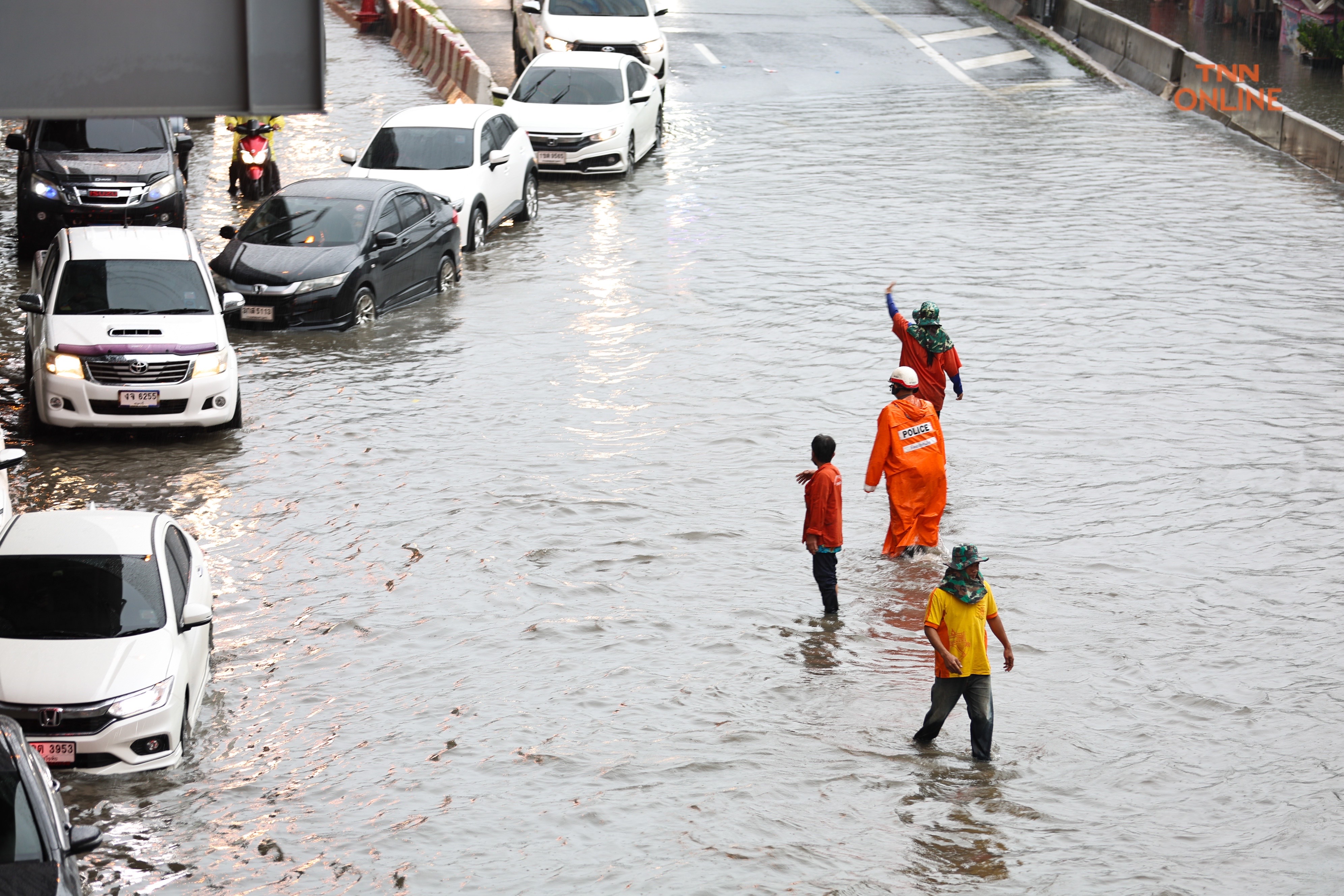 บางนาท่วมหนักหลังฝนถล่มนานต่อเนื่องหลาย ชม.