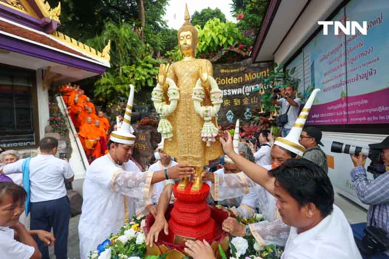 ชาวพุทธแน่นภูเขาทอง ร่วมตักบาตรเทโวเนื่องในวันออกพรรษา