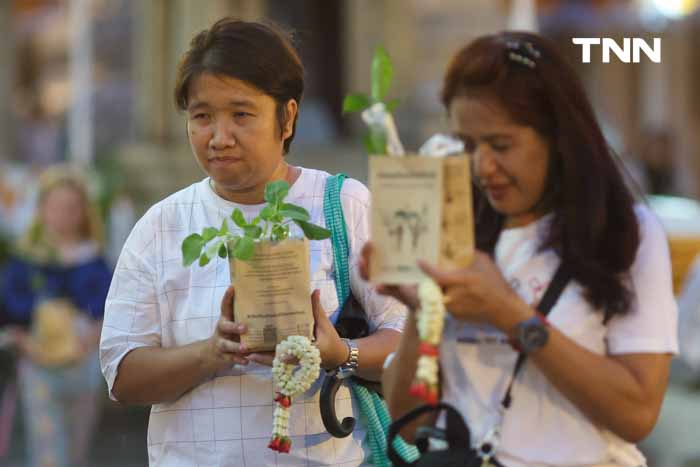 พุทธศาสนิกชนฝ่าสายฝน ร่วมเวียนเทียนเนื่องในวันอาสาฬบูชา