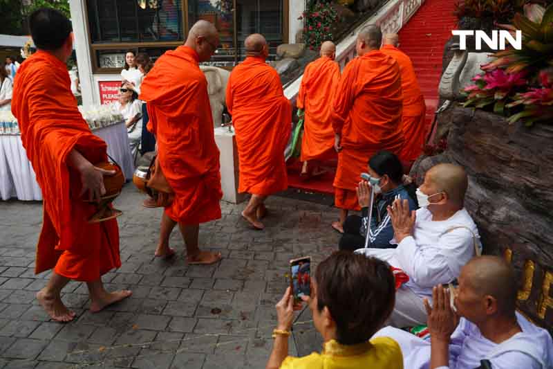 ชาวพุทธแน่นภูเขาทอง ร่วมตักบาตรเทโวเนื่องในวันออกพรรษา