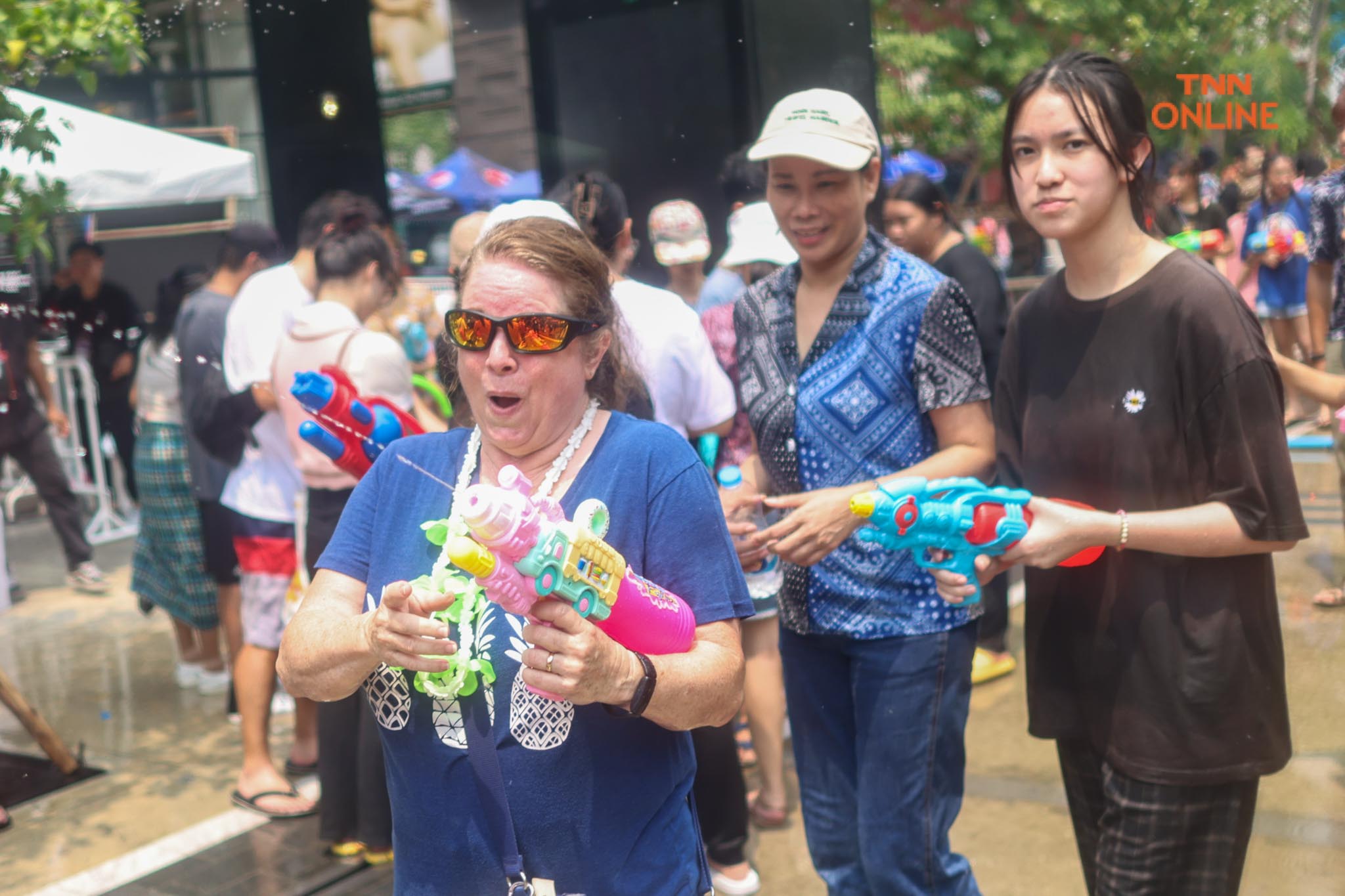 สงกรานต์สยามชุ่มฉ่ำ นทท.สุดเหวี่ยงสาดน้ำรับปีใหม่ไทย