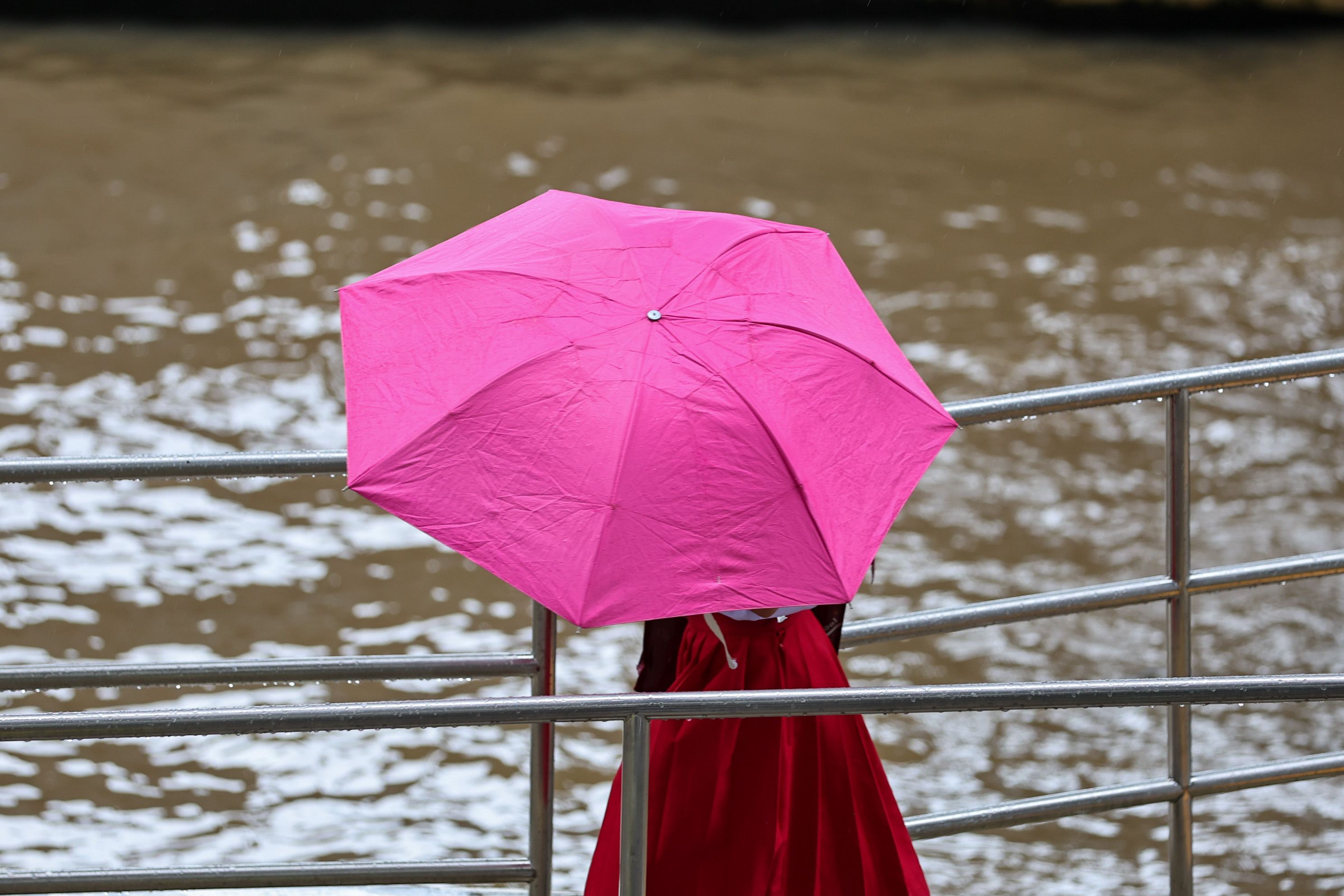 10 ไอเทมรับหน้าฝน ที่ควรมีติดกระเป๋า มีไว้อุ่นใจในวันฝนตก